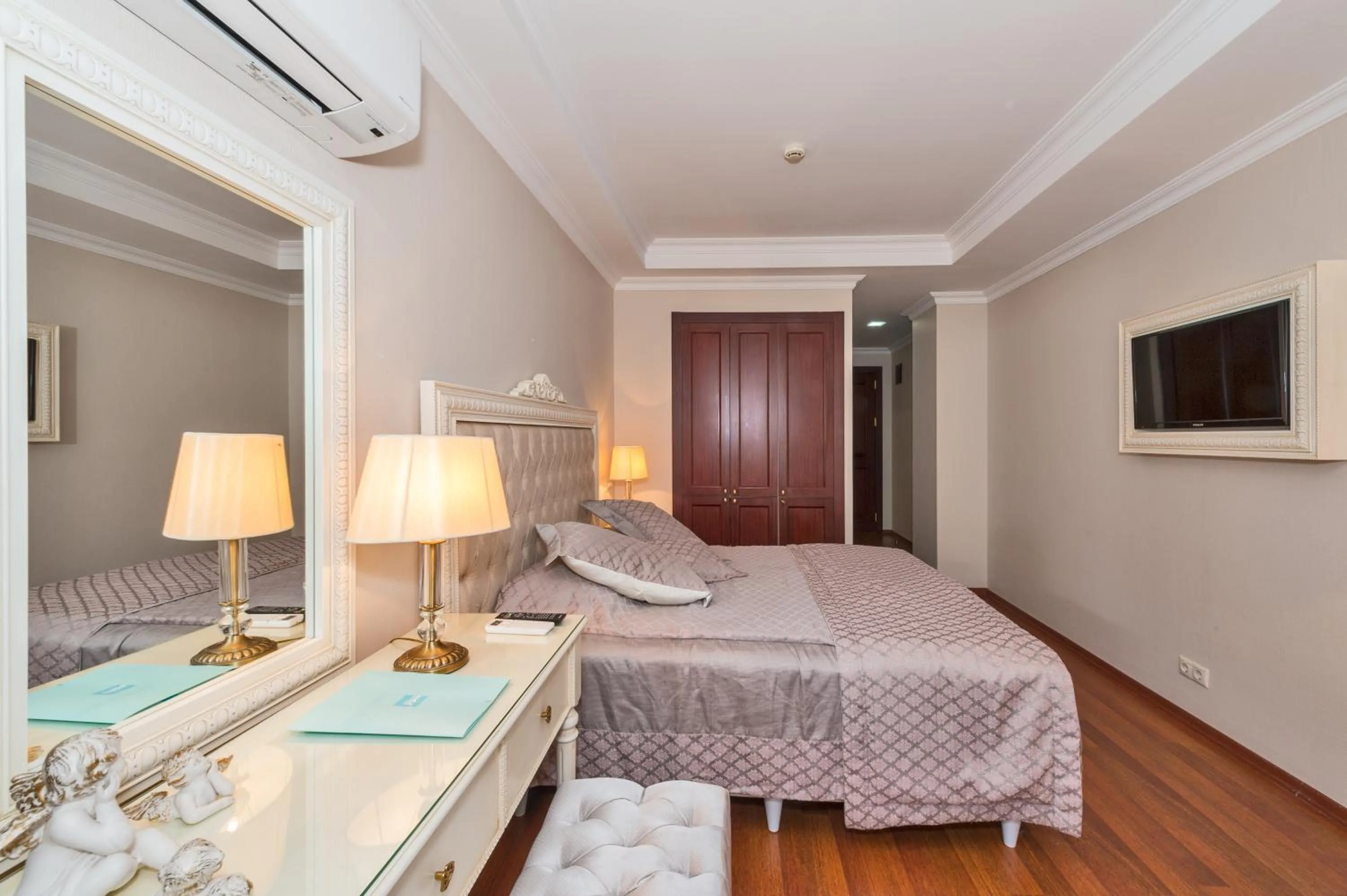 Photo of the whole room, Bed in Hotel Daphne