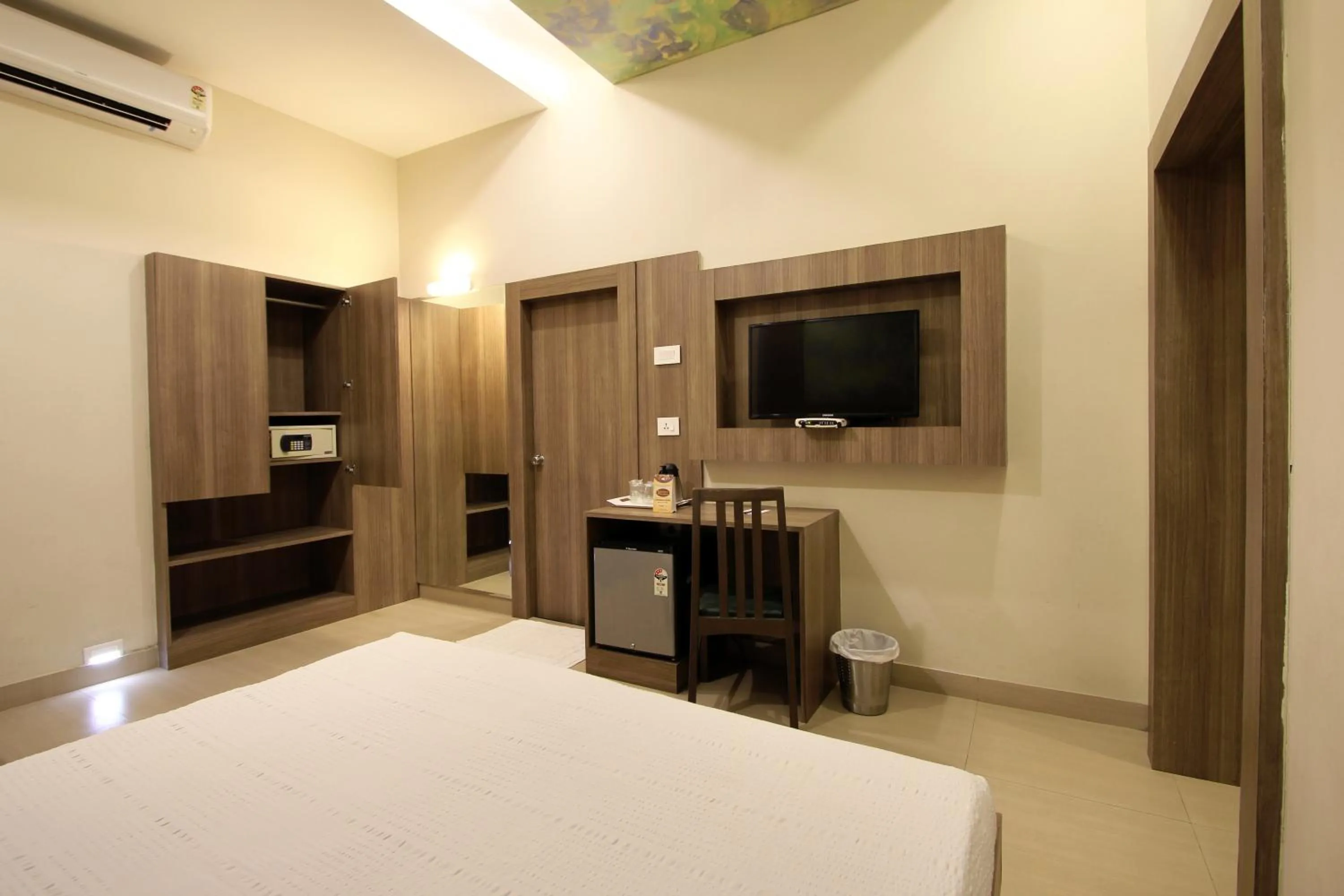 TV and multimedia, Bed in Taj Mahal Hotel Abids