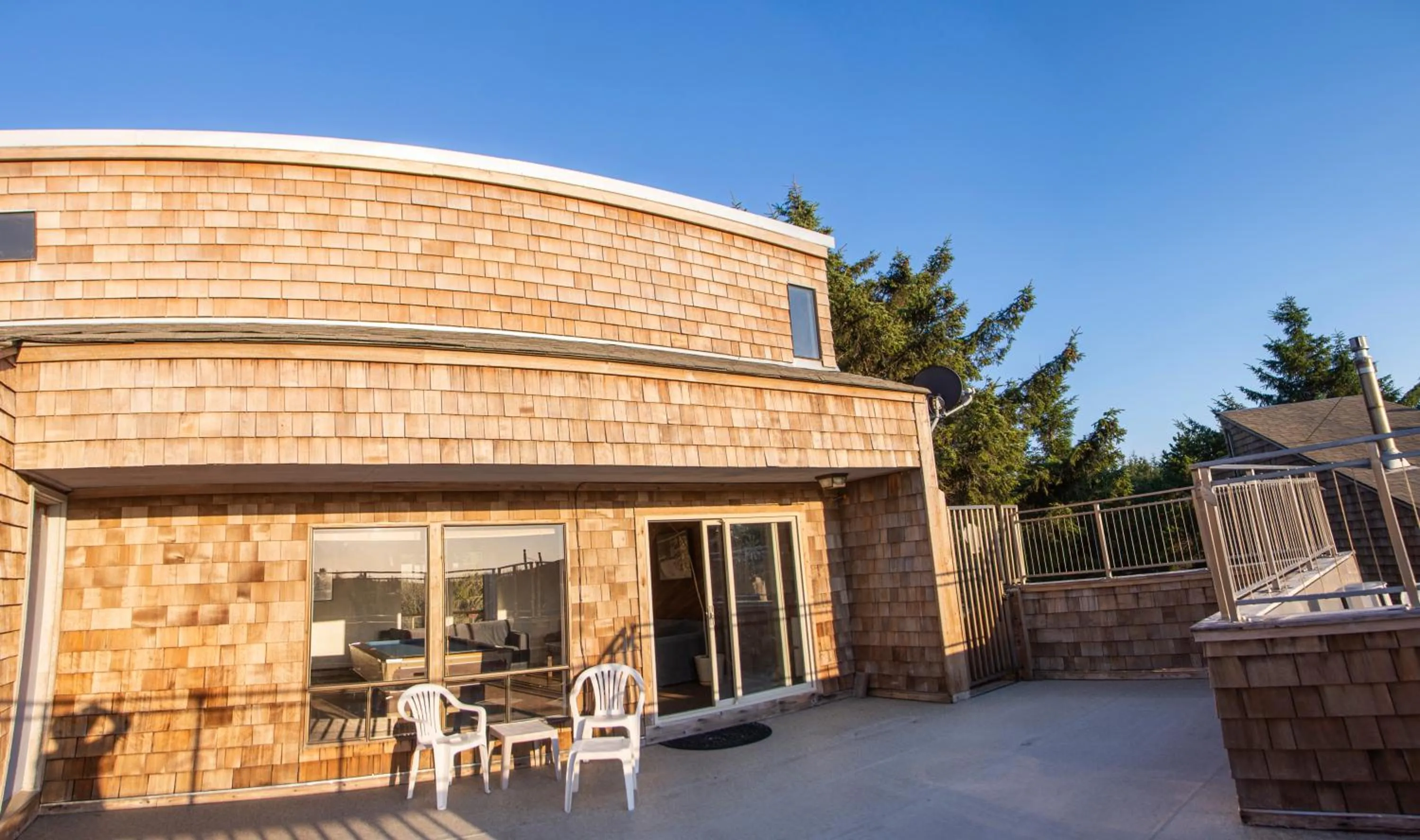 Property building in Surfcrest Resort