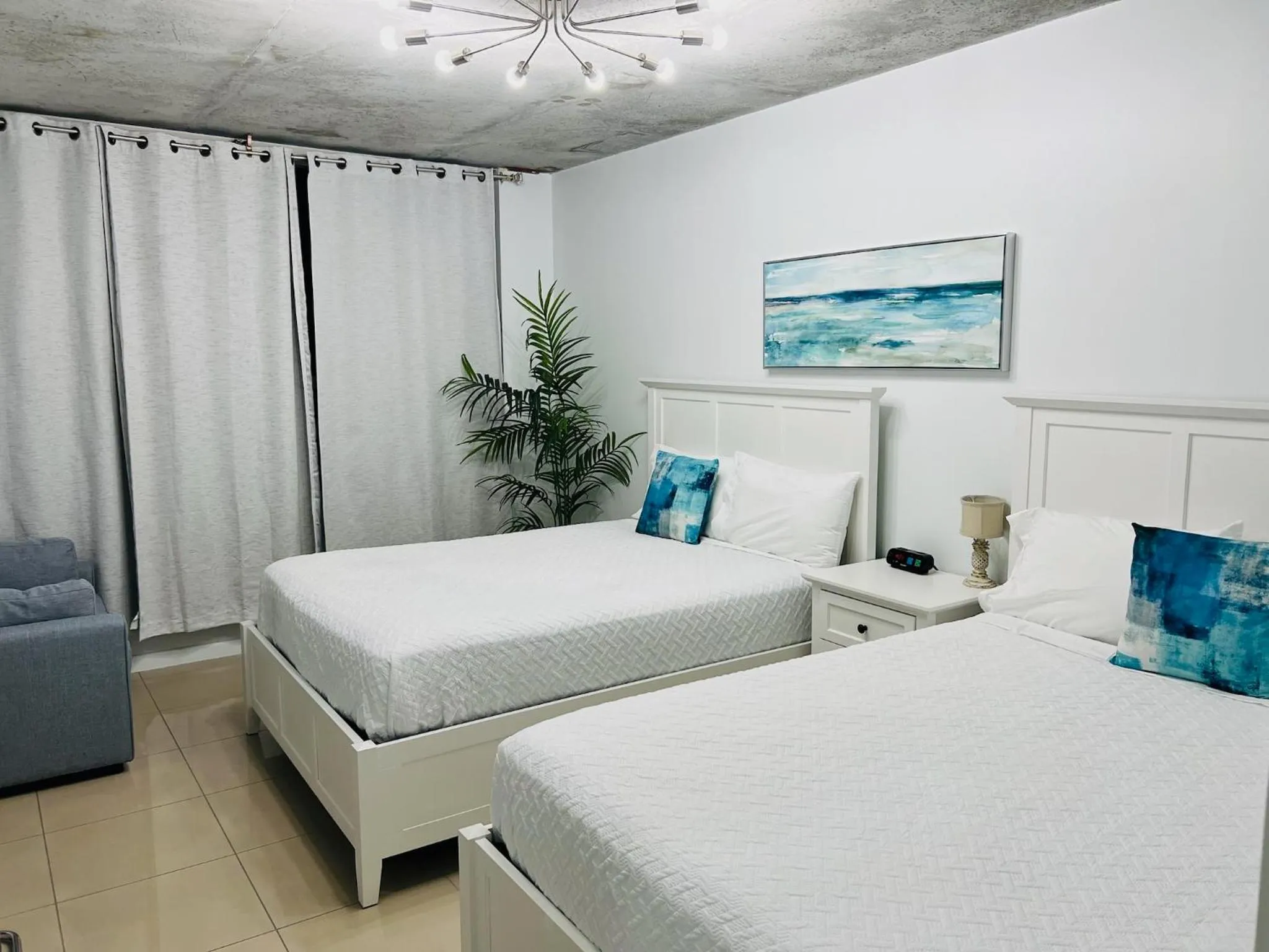 Bed in Spacious 2BD 2BTH at Midblock with FREE PARKING