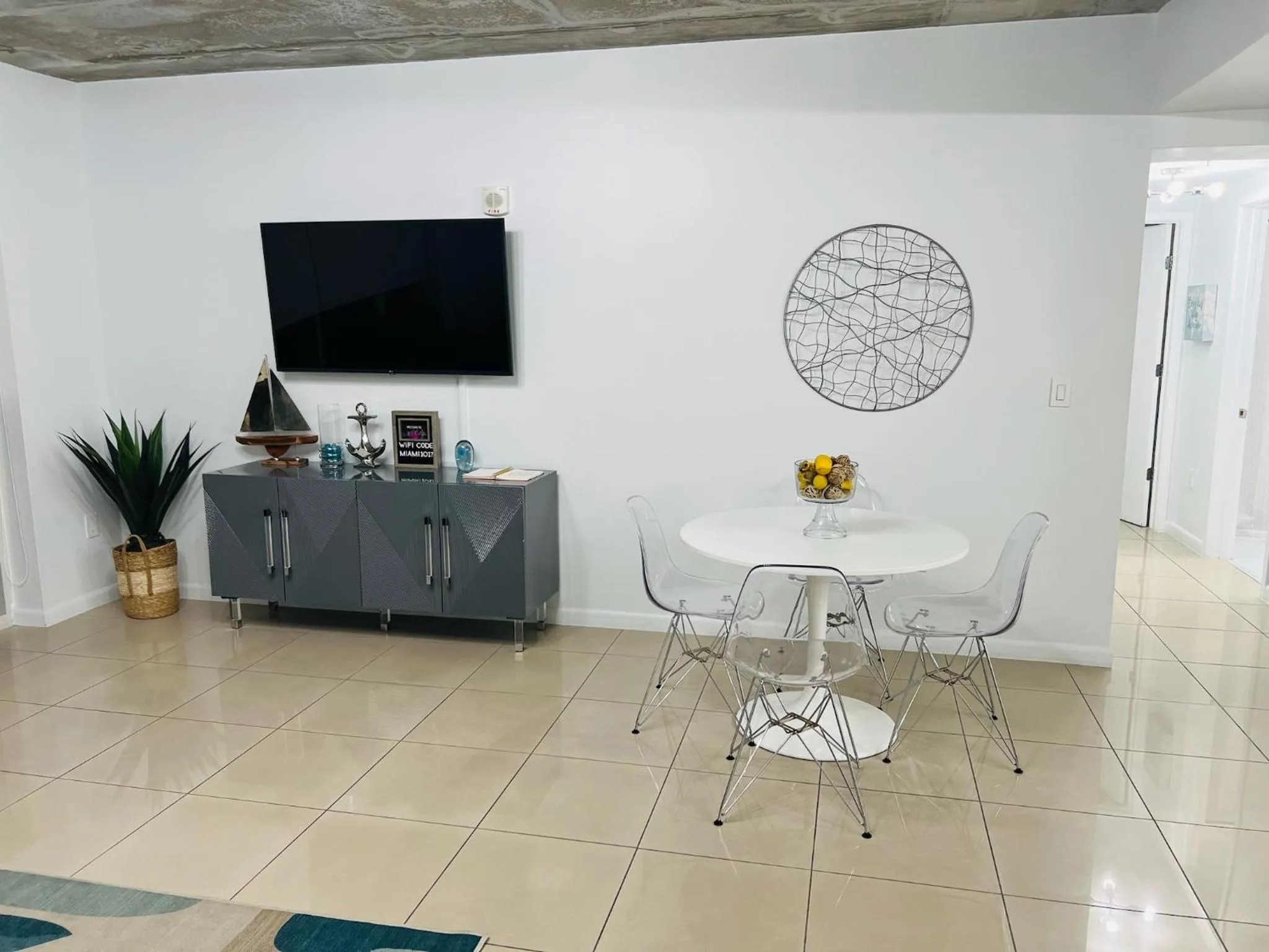 Spacious 2BD 2BTH at Midblock with FREE PARKING