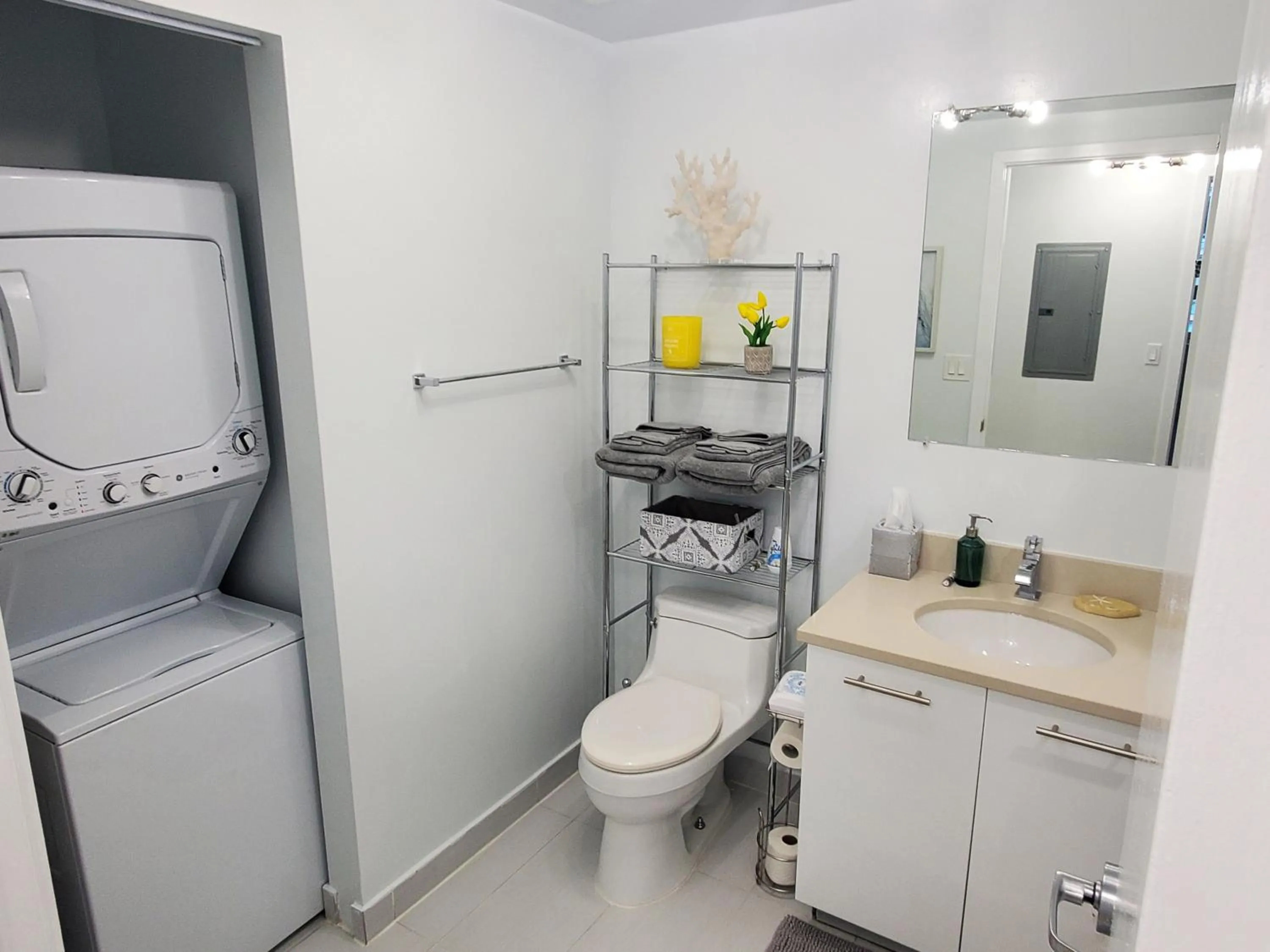 Bathroom in Spacious 2BD 2BTH at Midblock with FREE PARKING