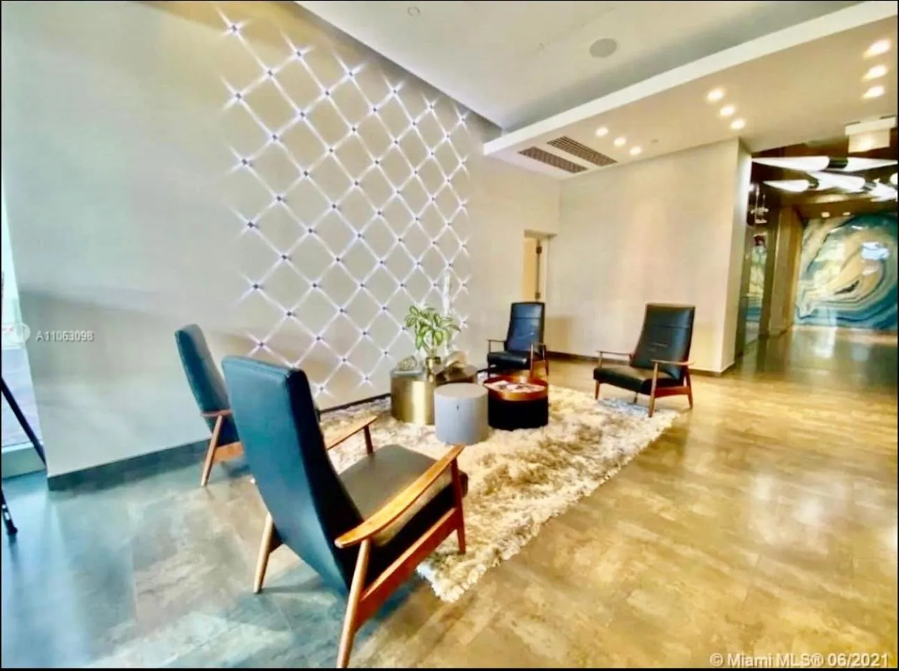 Lobby or reception in Spacious 2BD 2BTH at Midblock with FREE PARKING