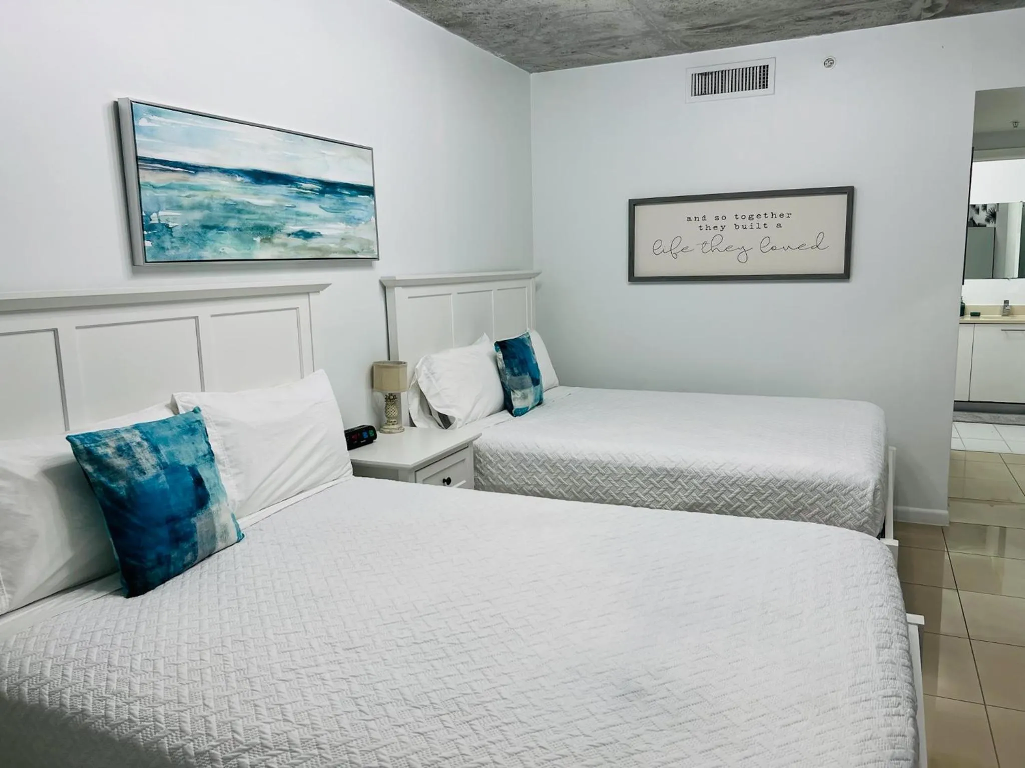 Bed in Spacious 2BD 2BTH at Midblock with FREE PARKING