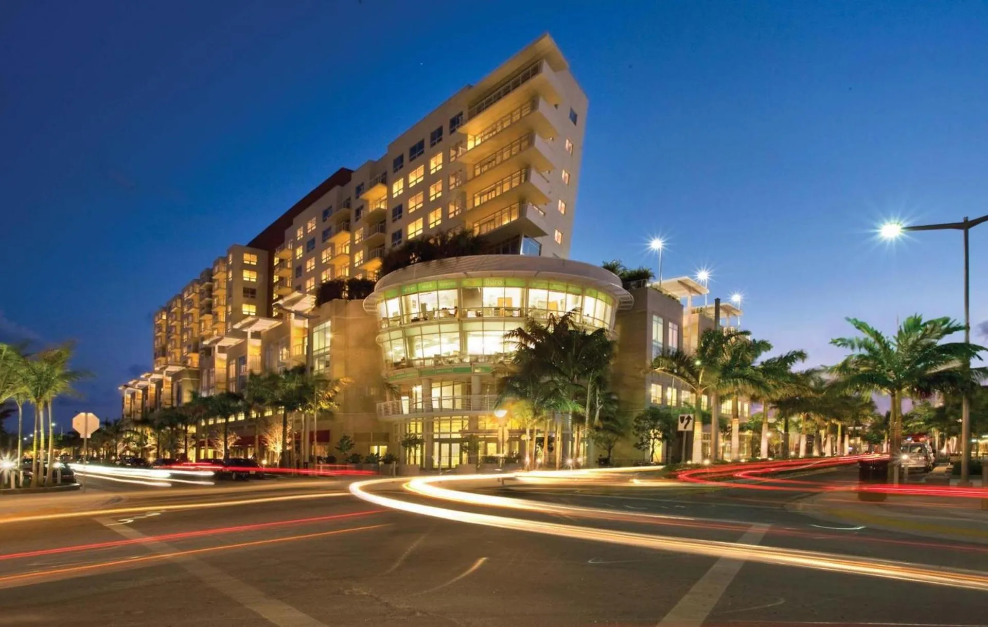 Property building in Spacious 2BD 2BTH at Midblock with FREE PARKING