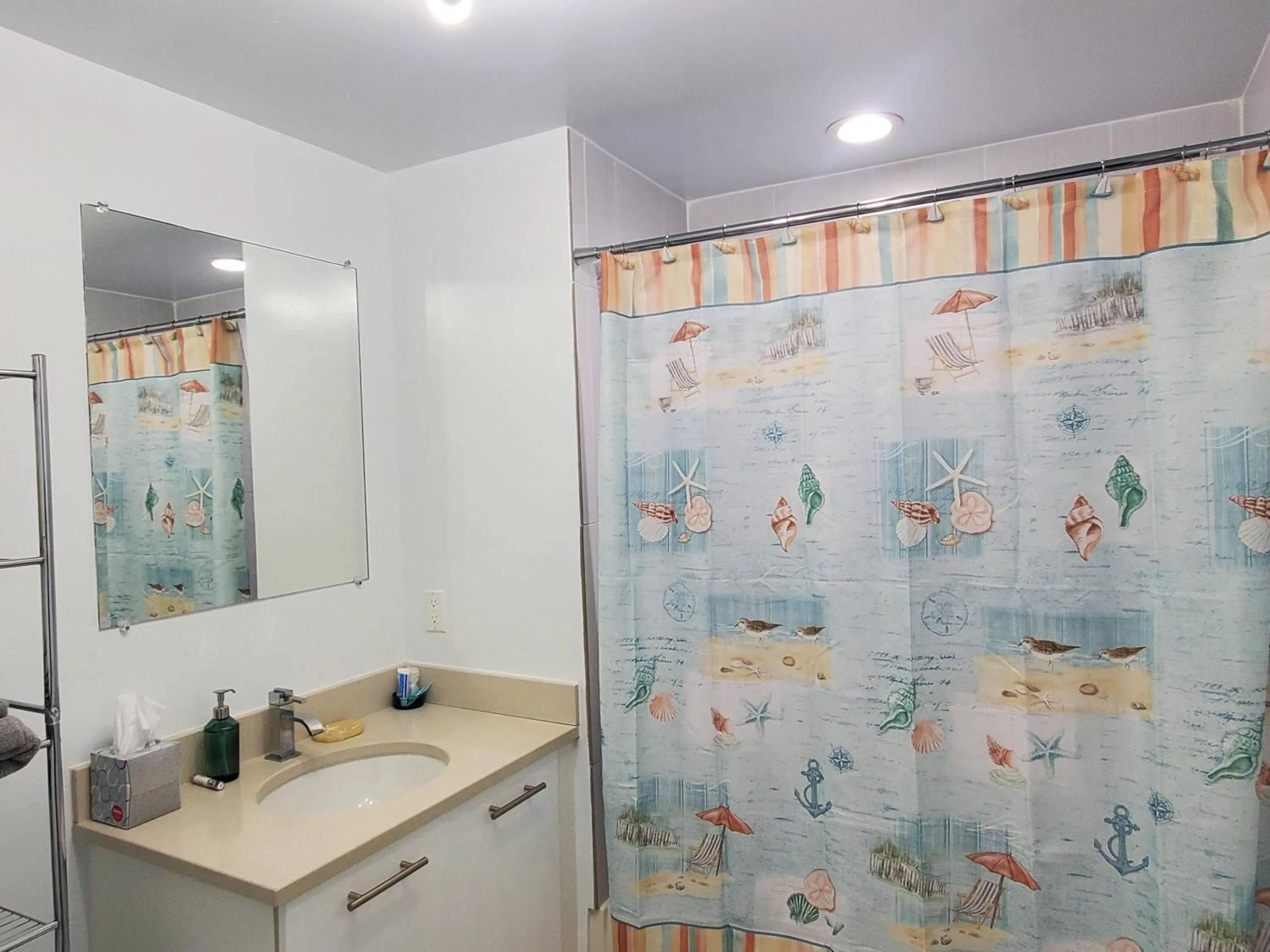 Bathroom in Spacious 2BD 2BTH at Midblock with FREE PARKING
