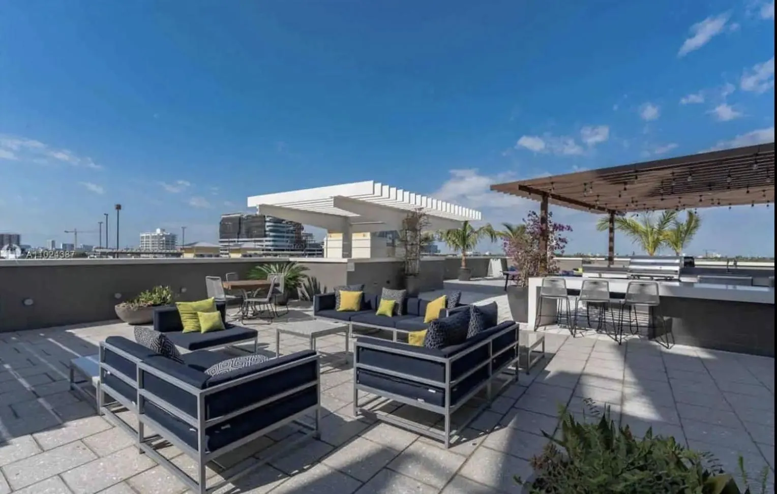 Patio in Spacious 2BD 2BTH at Midblock with FREE PARKING