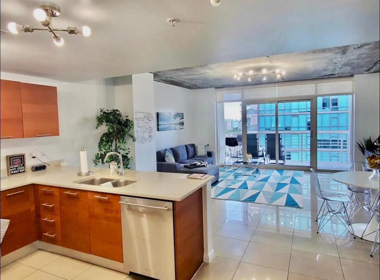 Living room in Spacious 2BD 2BTH at Midblock with FREE PARKING