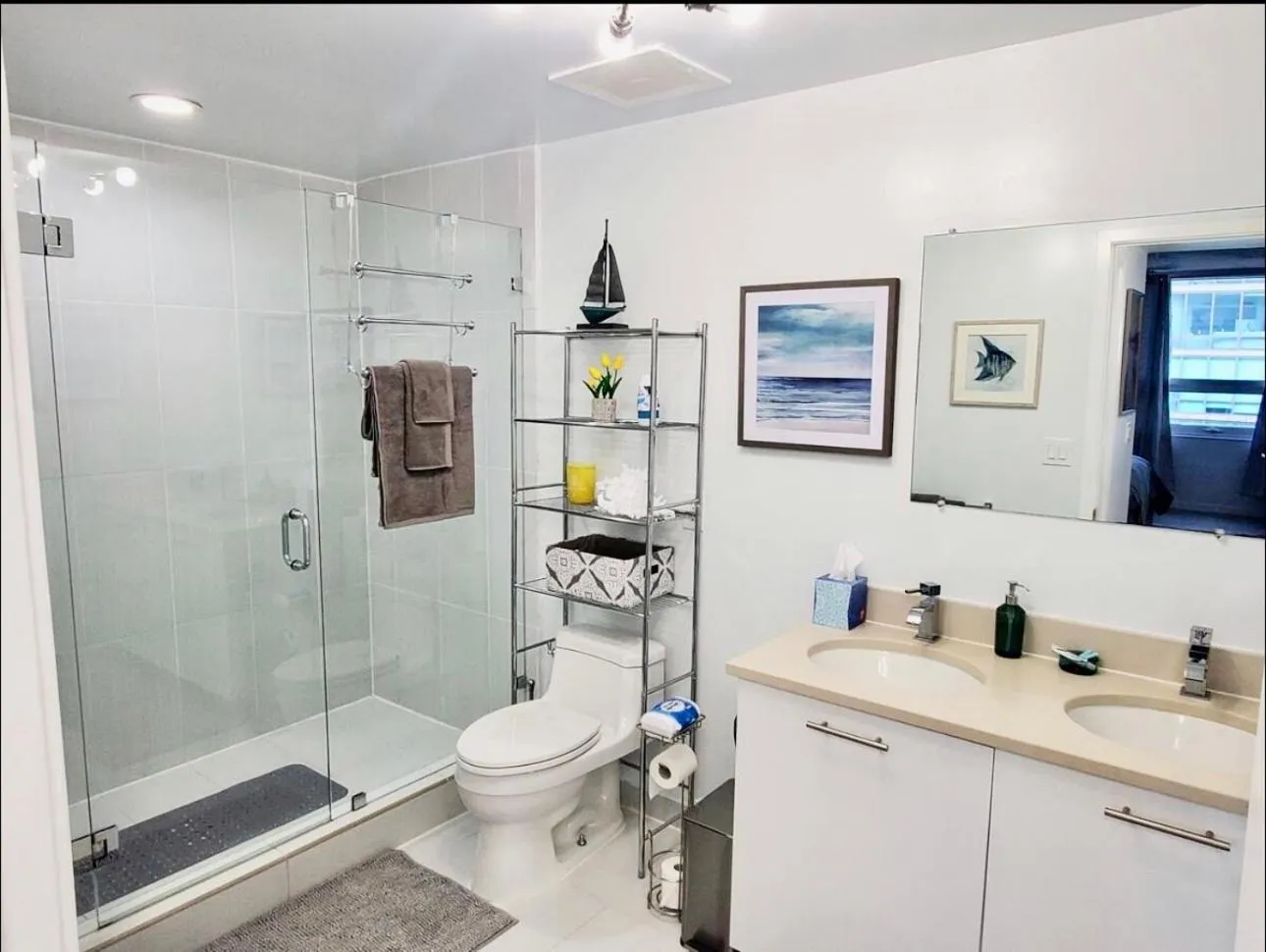 Bathroom in Spacious 2BD 2BTH at Midblock with FREE PARKING