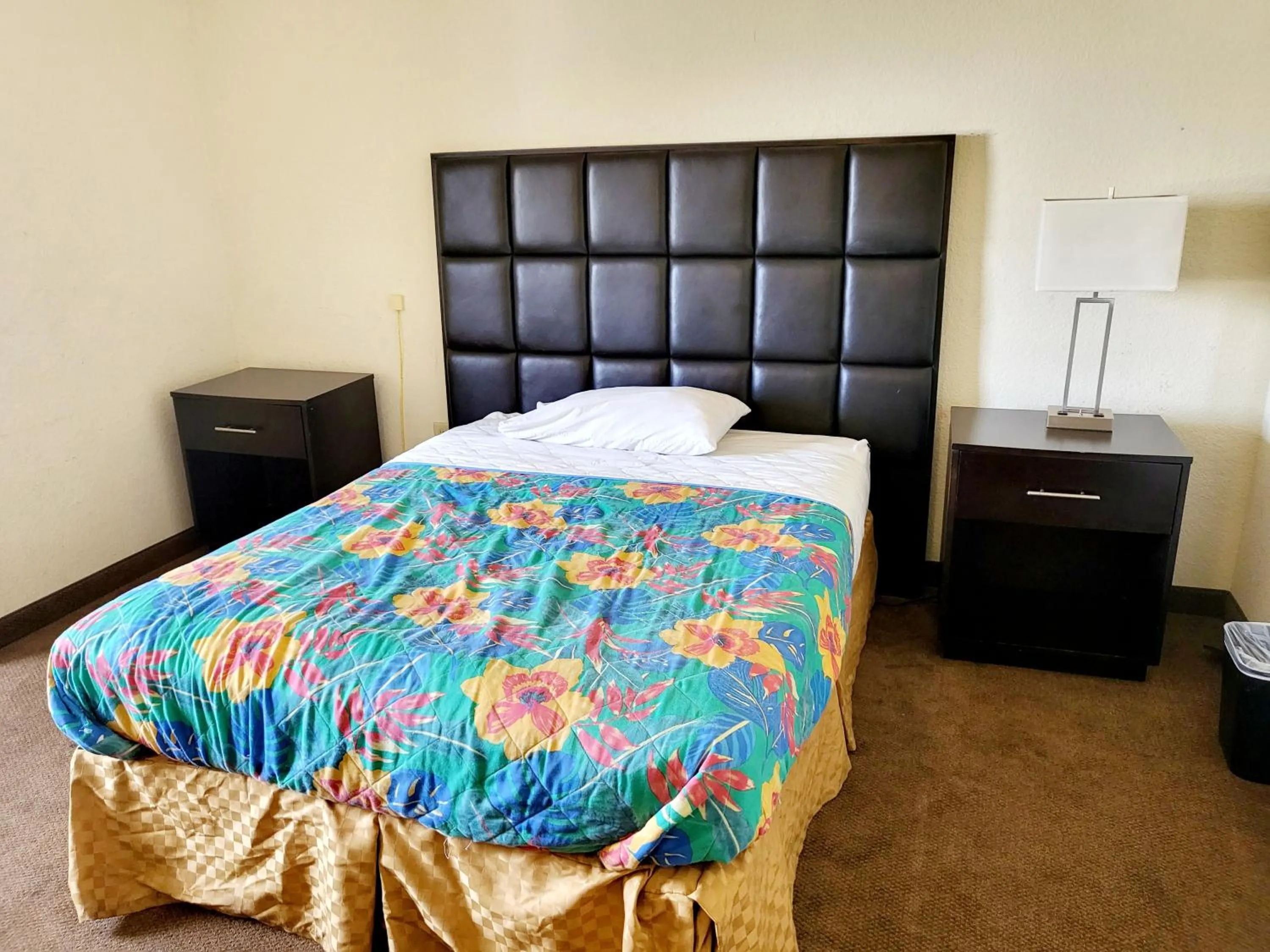 Bed in Metro Inn & Suites