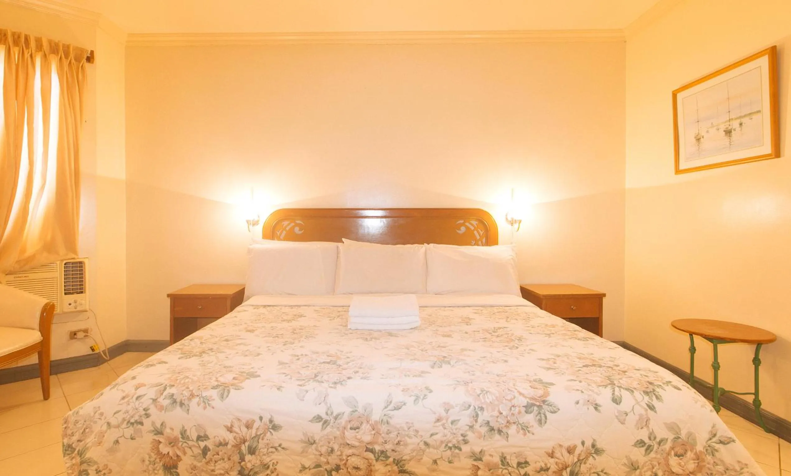 Bed in Royal Am Rei Hotel by RedDoorz