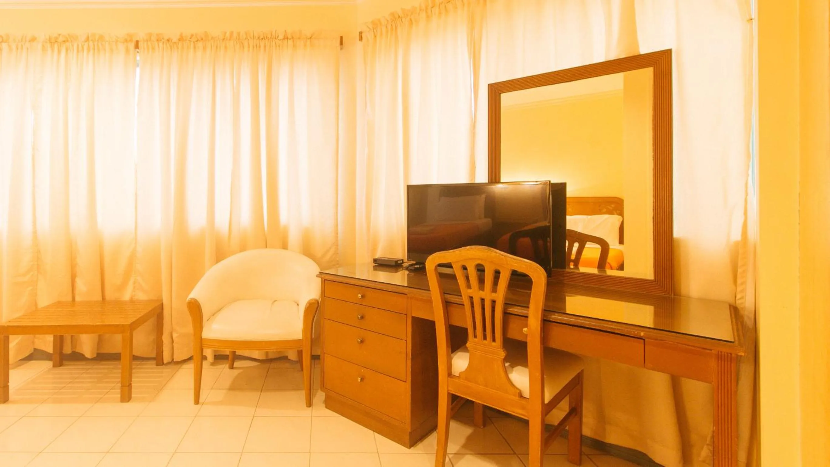 TV and multimedia in Royal Am Rei Hotel by RedDoorz