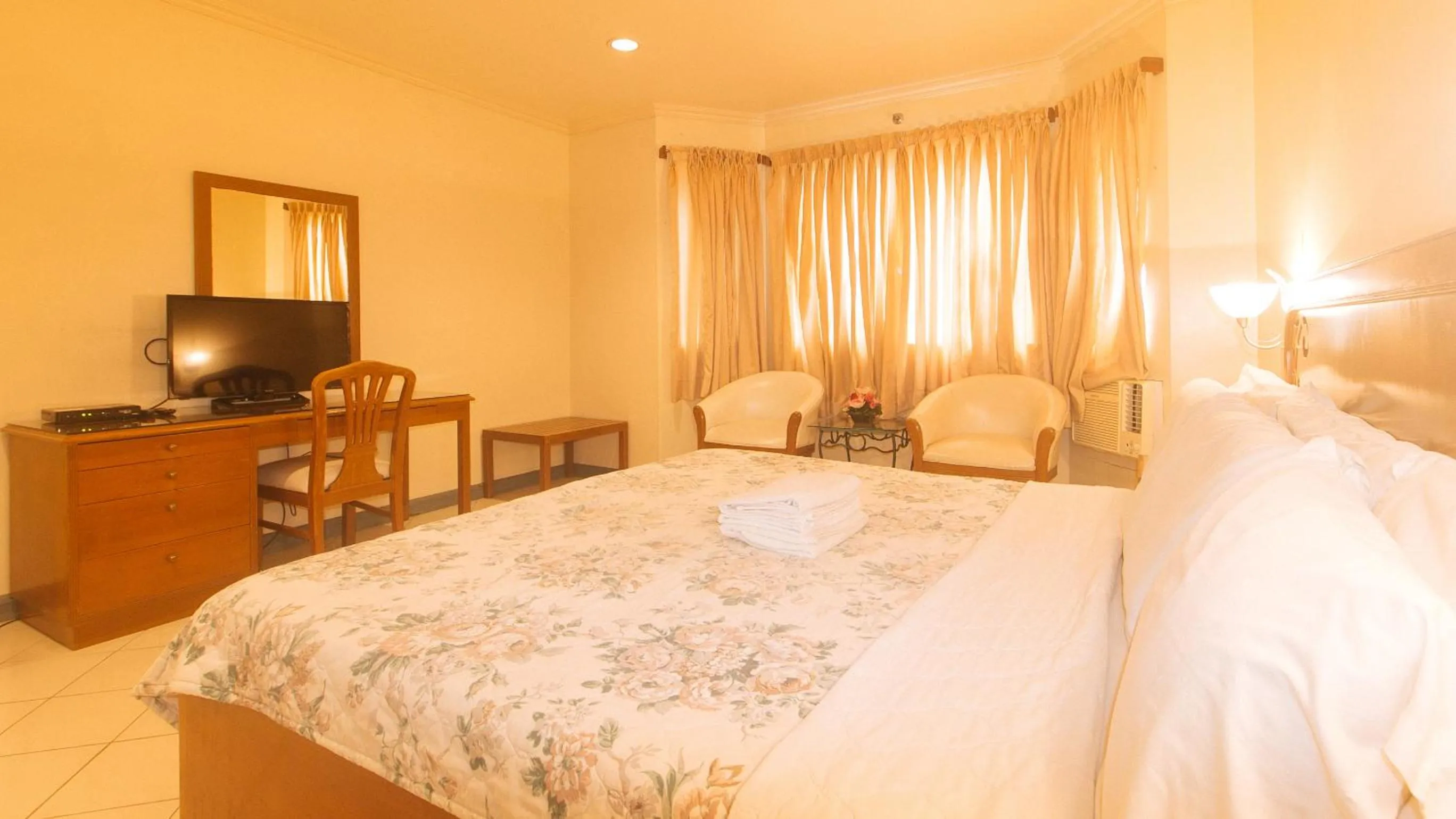 TV and multimedia, Bed in Royal Am Rei Hotel by RedDoorz