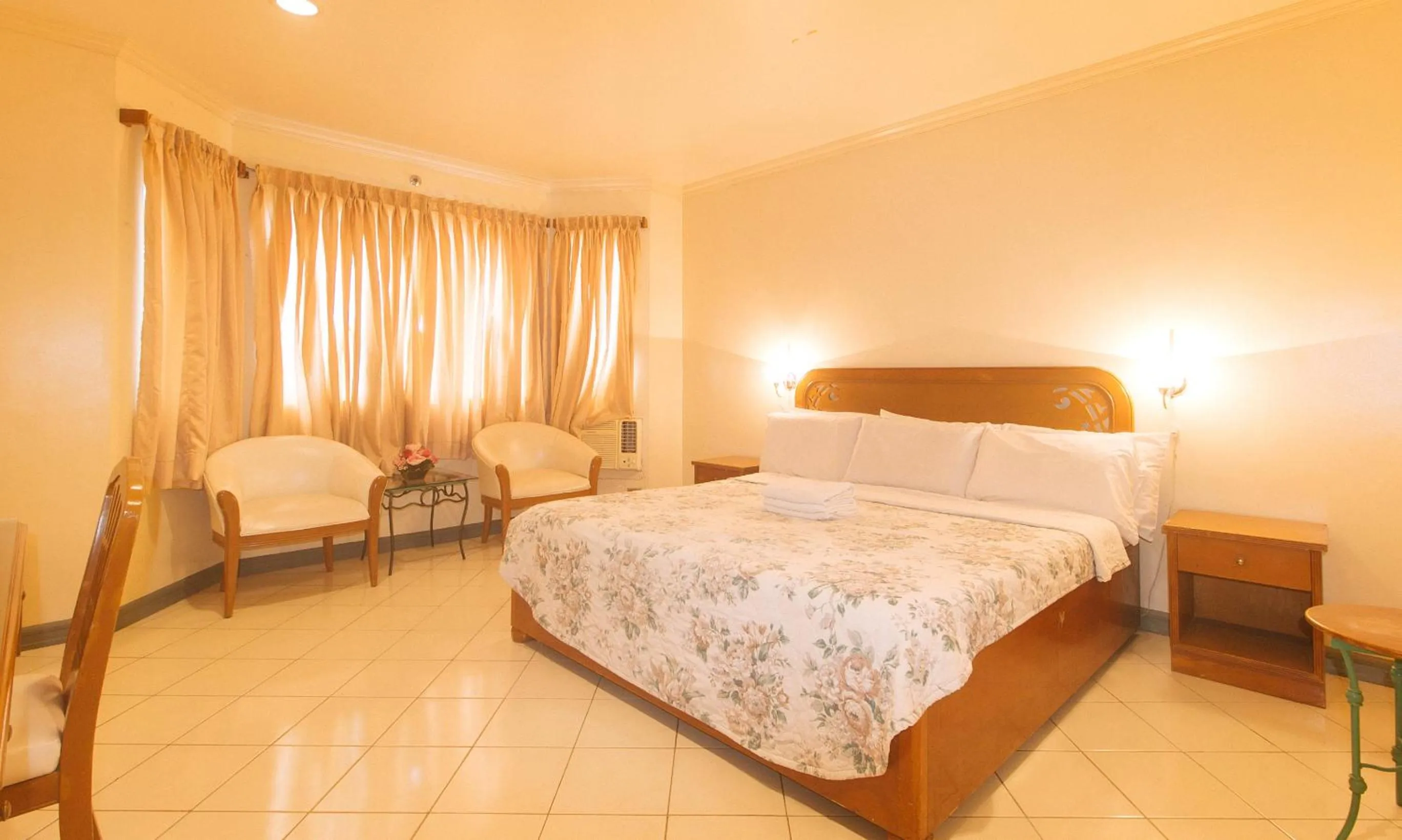 Bed in Royal Am Rei Hotel by RedDoorz