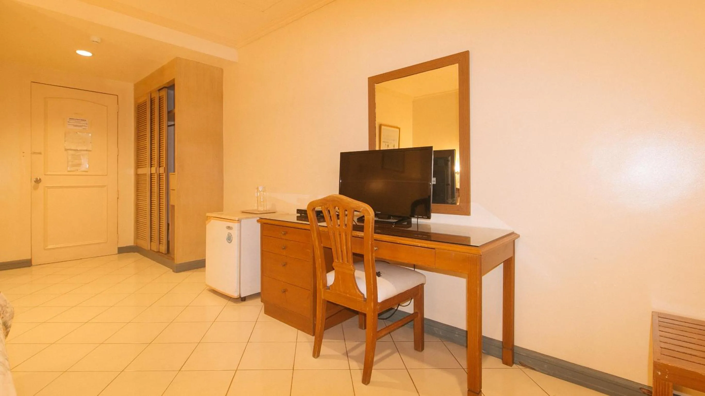 TV and multimedia in Royal Am Rei Hotel by RedDoorz