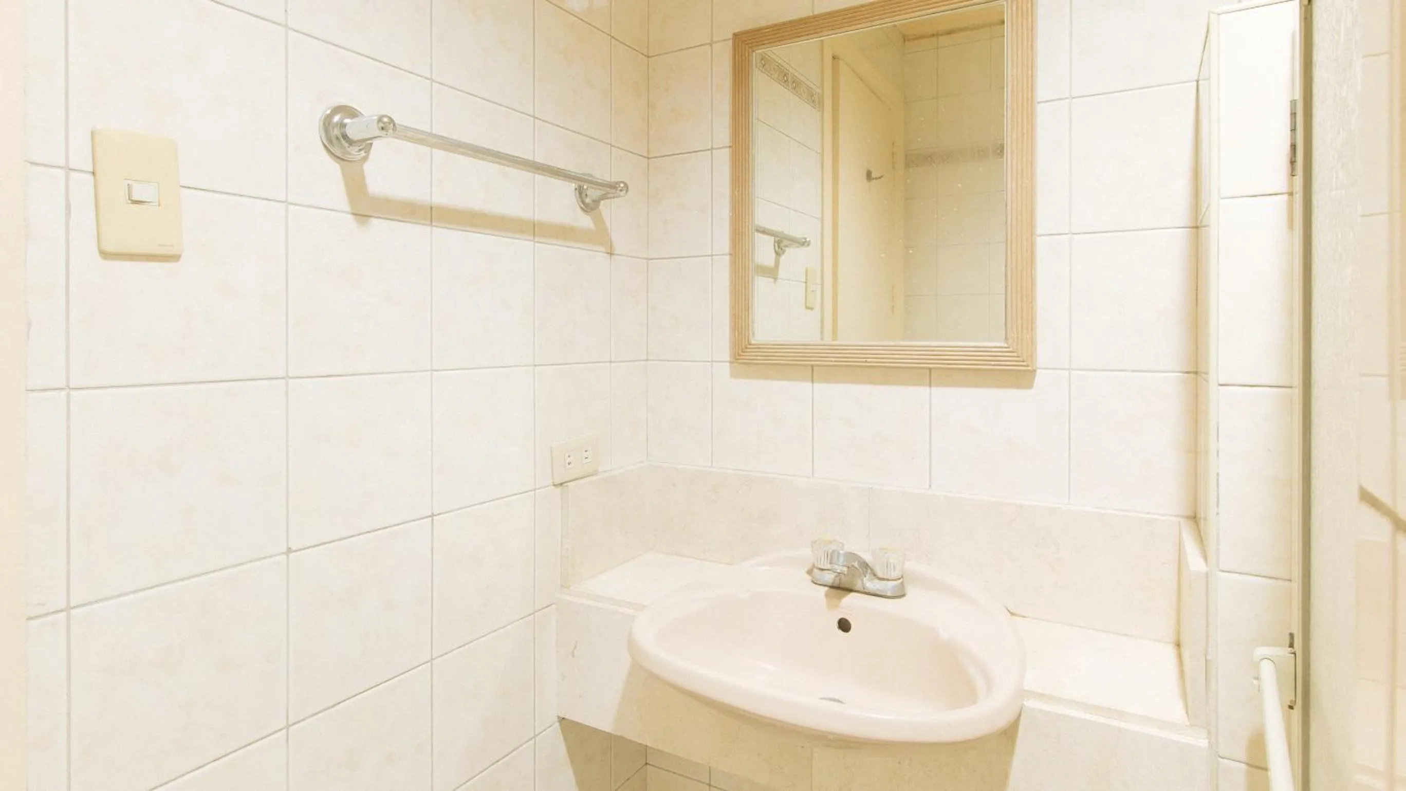 Shower in Royal Am Rei Hotel by RedDoorz