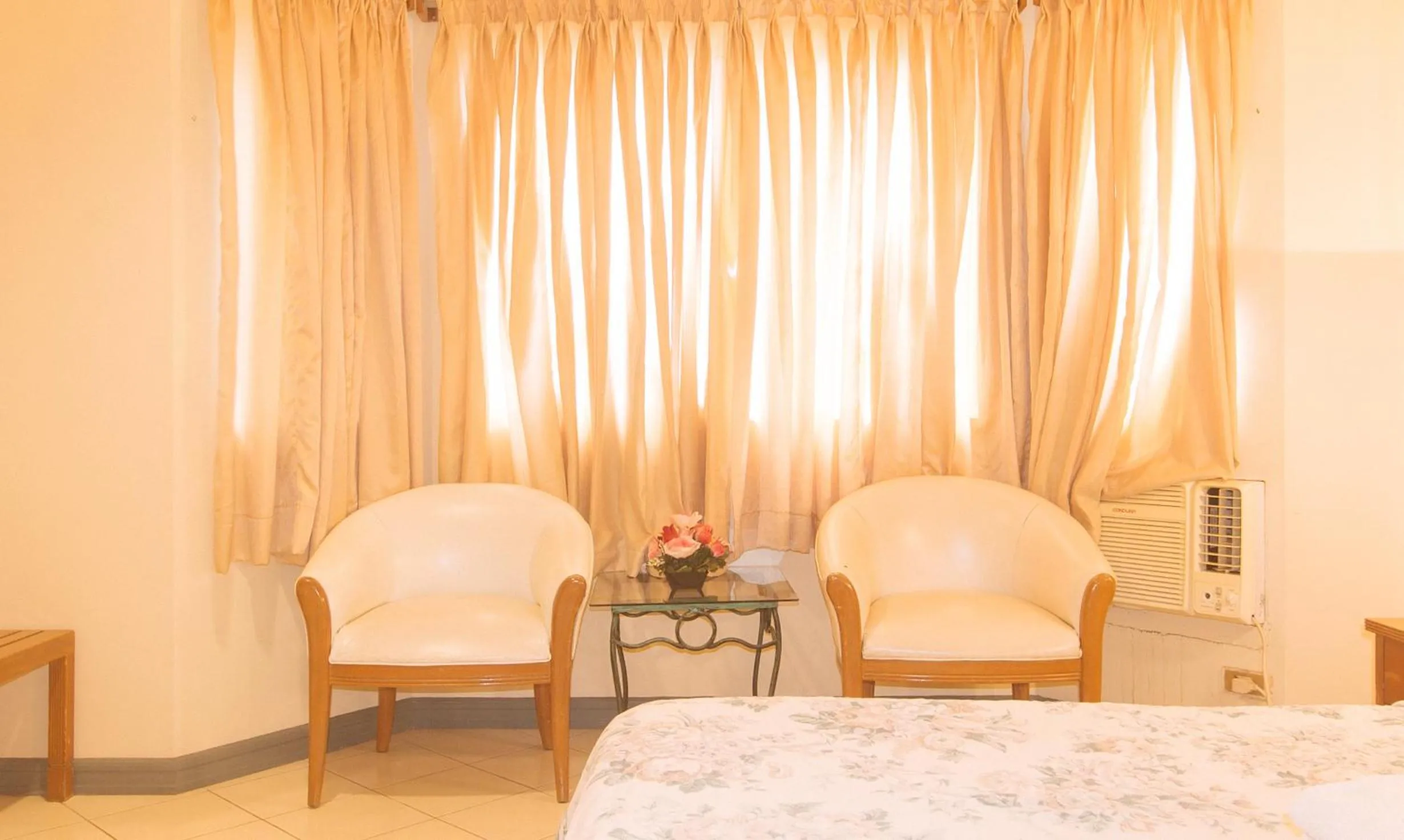 Seating area, Bed in Royal Am Rei Hotel by RedDoorz