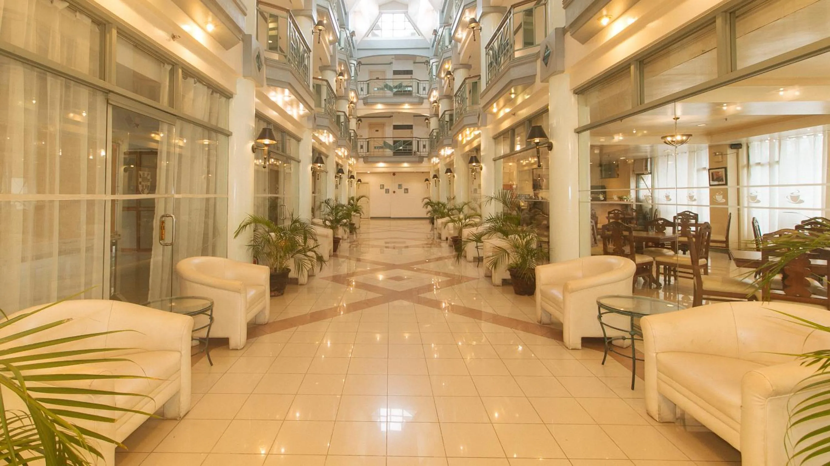 Lobby or reception in Royal Am Rei Hotel by RedDoorz