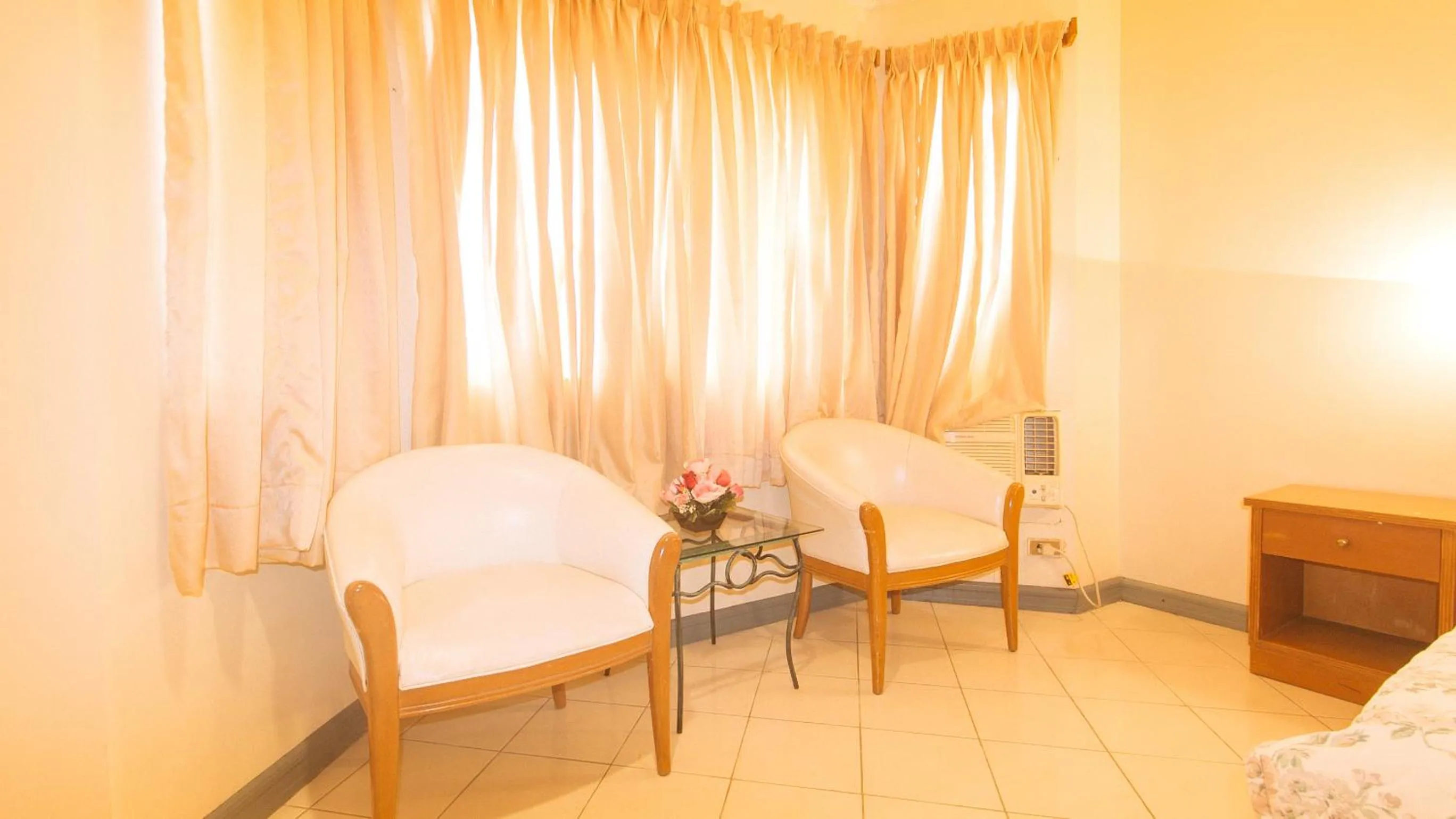 Living room in Royal Am Rei Hotel by RedDoorz