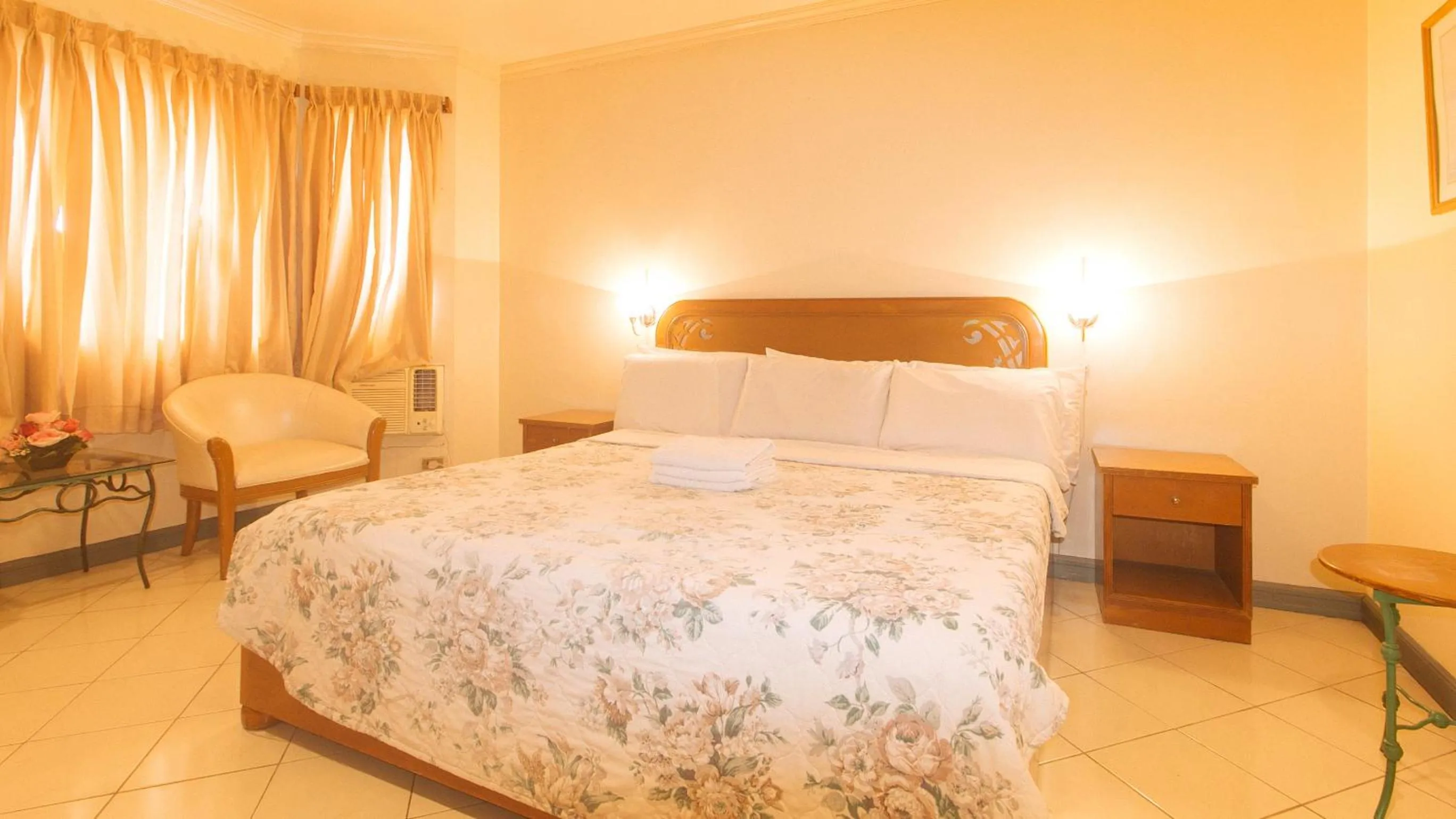 Photo of the whole room, Bed in Royal Am Rei Hotel by RedDoorz