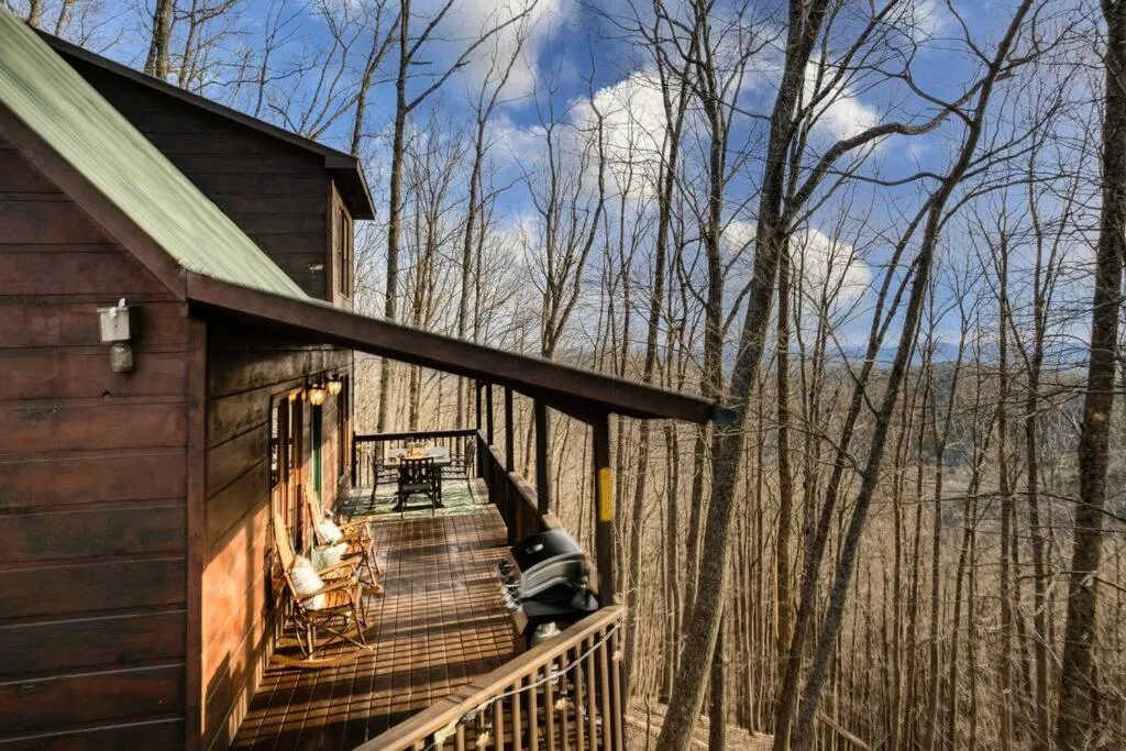 Balcony/Terrace in MTN Cabin Sleeps 10 - 5 Mins To Fishing & Camping