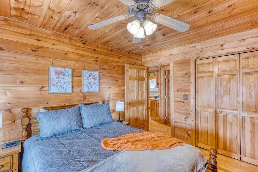 Bed in MTN Cabin Sleeps 10 - 5 Mins To Fishing & Camping
