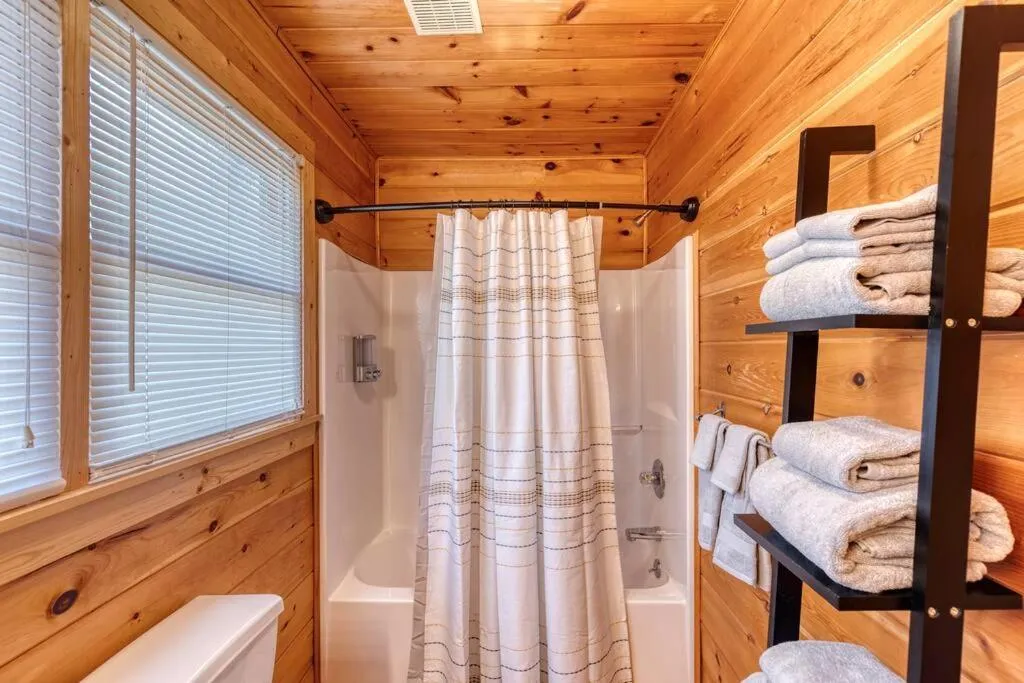 Bathroom, Bed in MTN Cabin Sleeps 10 - 5 Mins To Fishing & Camping