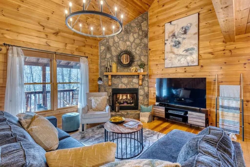 TV and multimedia in MTN Cabin Sleeps 10 - 5 Mins To Fishing & Camping