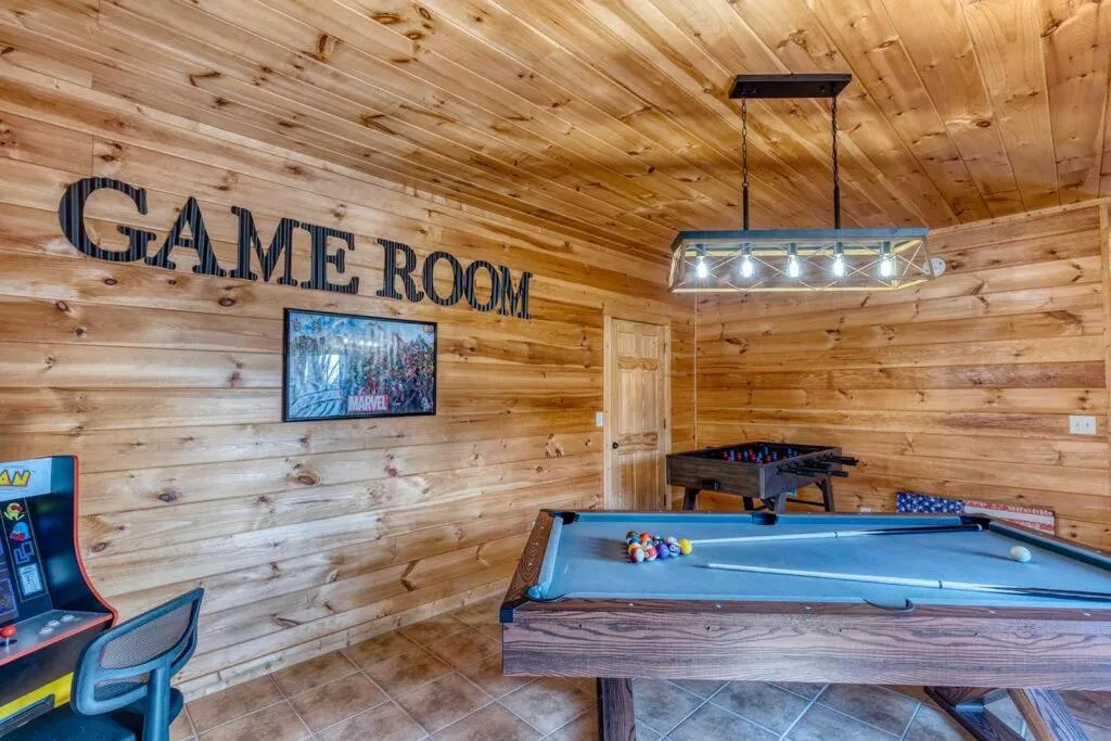 Game Room in MTN Cabin Sleeps 10 - 5 Mins To Fishing & Camping