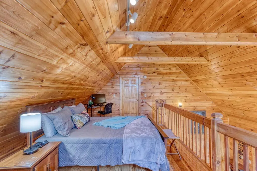 Bed in MTN Cabin Sleeps 10 - 5 Mins To Fishing & Camping