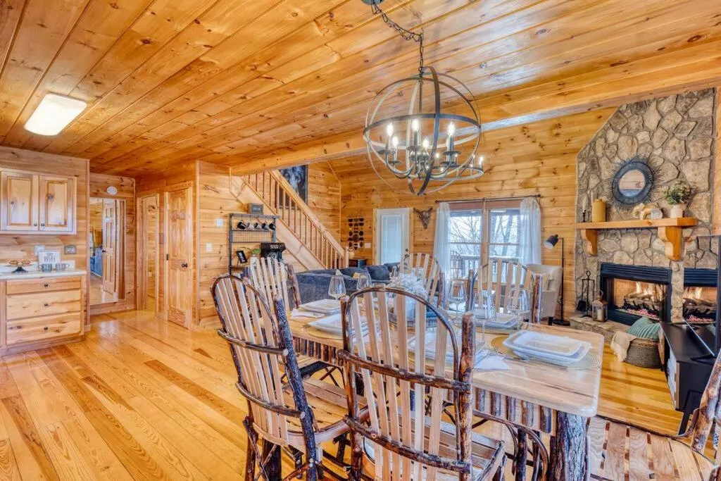 Living room in MTN Cabin Sleeps 10 - 5 Mins To Fishing & Camping