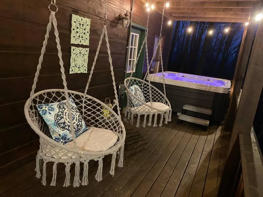 Patio in MTN Cabin Sleeps 10 - 5 Mins To Fishing & Camping