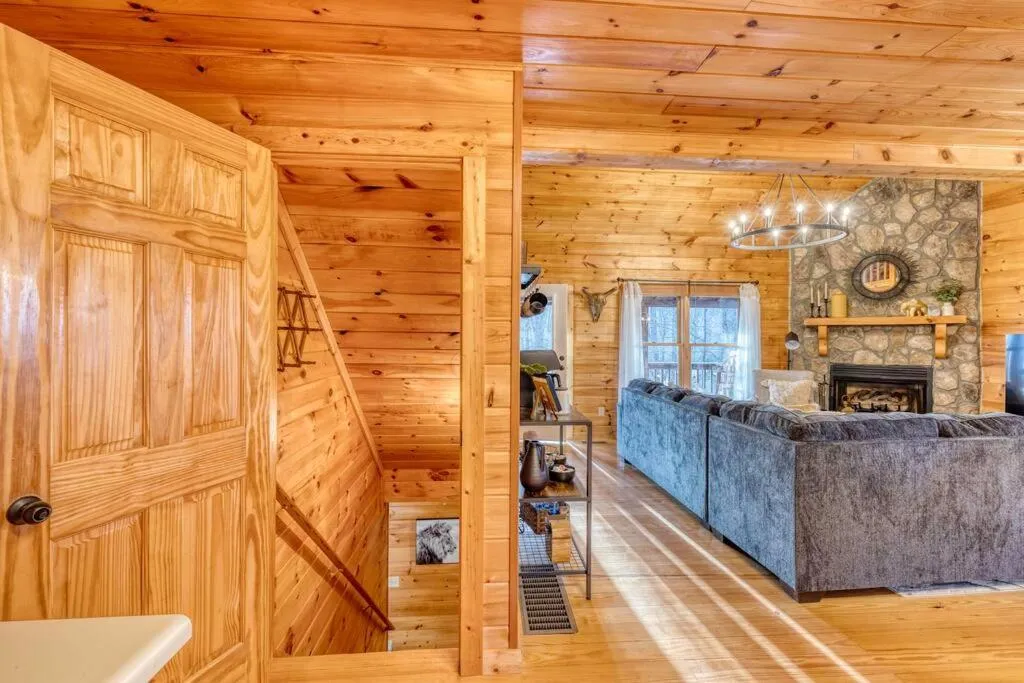 Living room in MTN Cabin Sleeps 10 - 5 Mins To Fishing & Camping