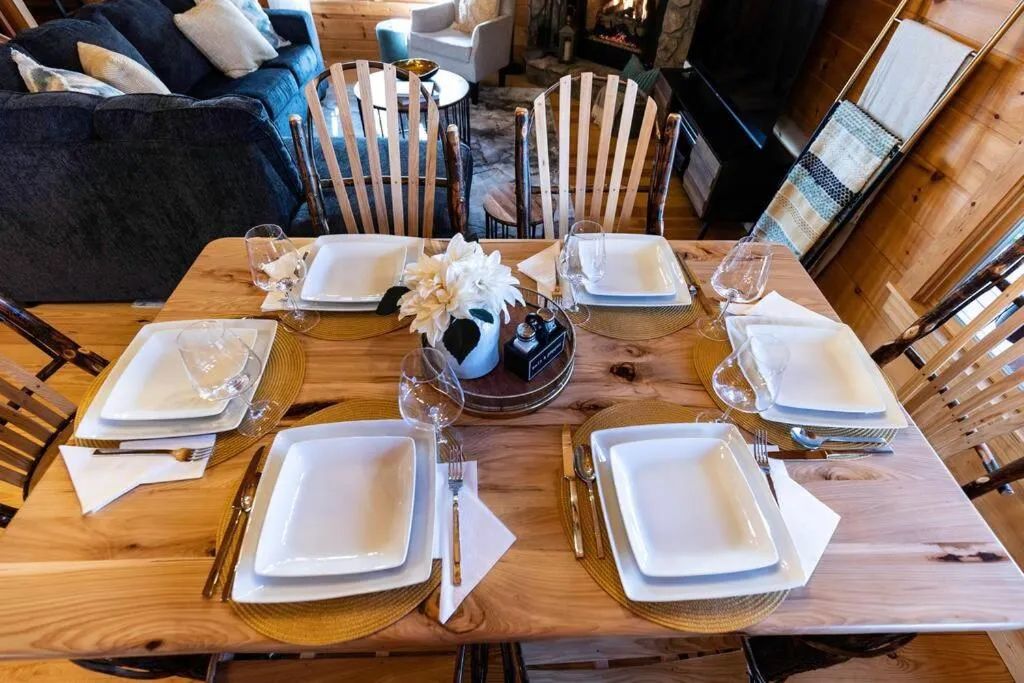 Dining area in MTN Cabin Sleeps 10 - 5 Mins To Fishing & Camping