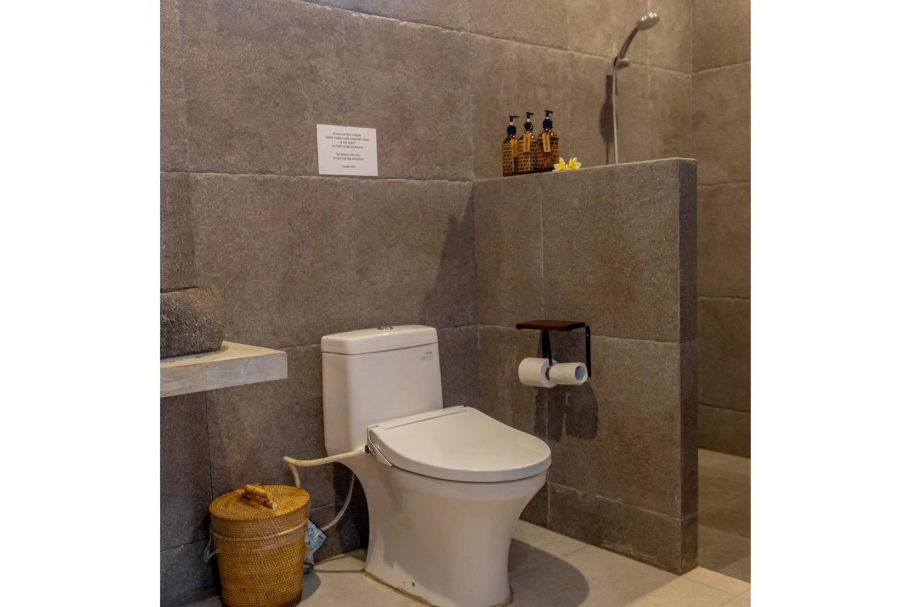 Toilet in Golden Garuda Cottages