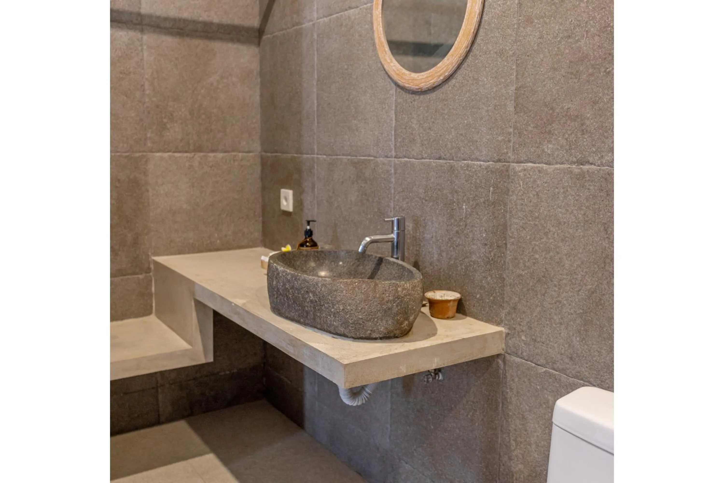 Toilet in Golden Garuda Cottages