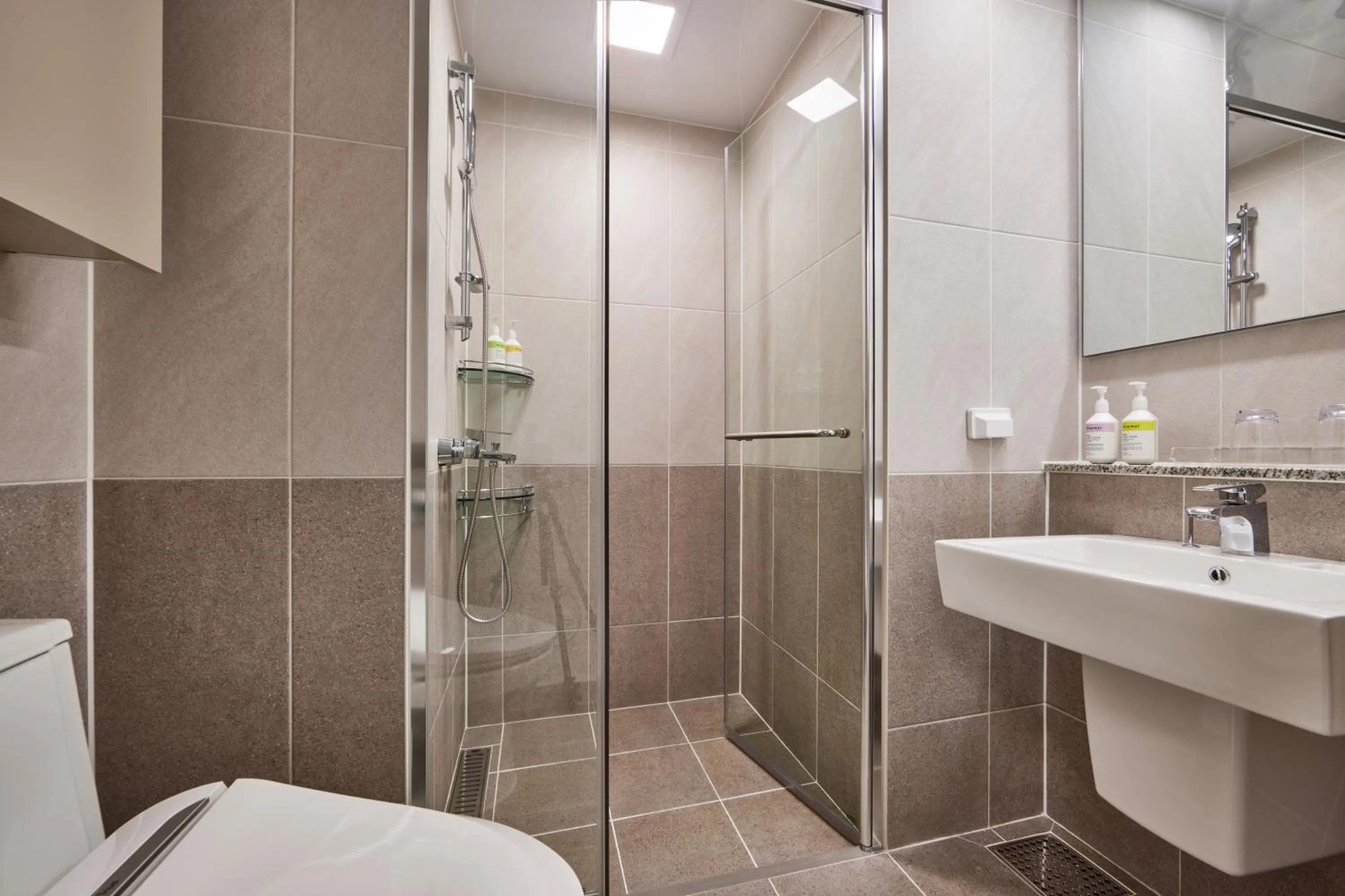 Shower in Shiftdoor Residence Hari