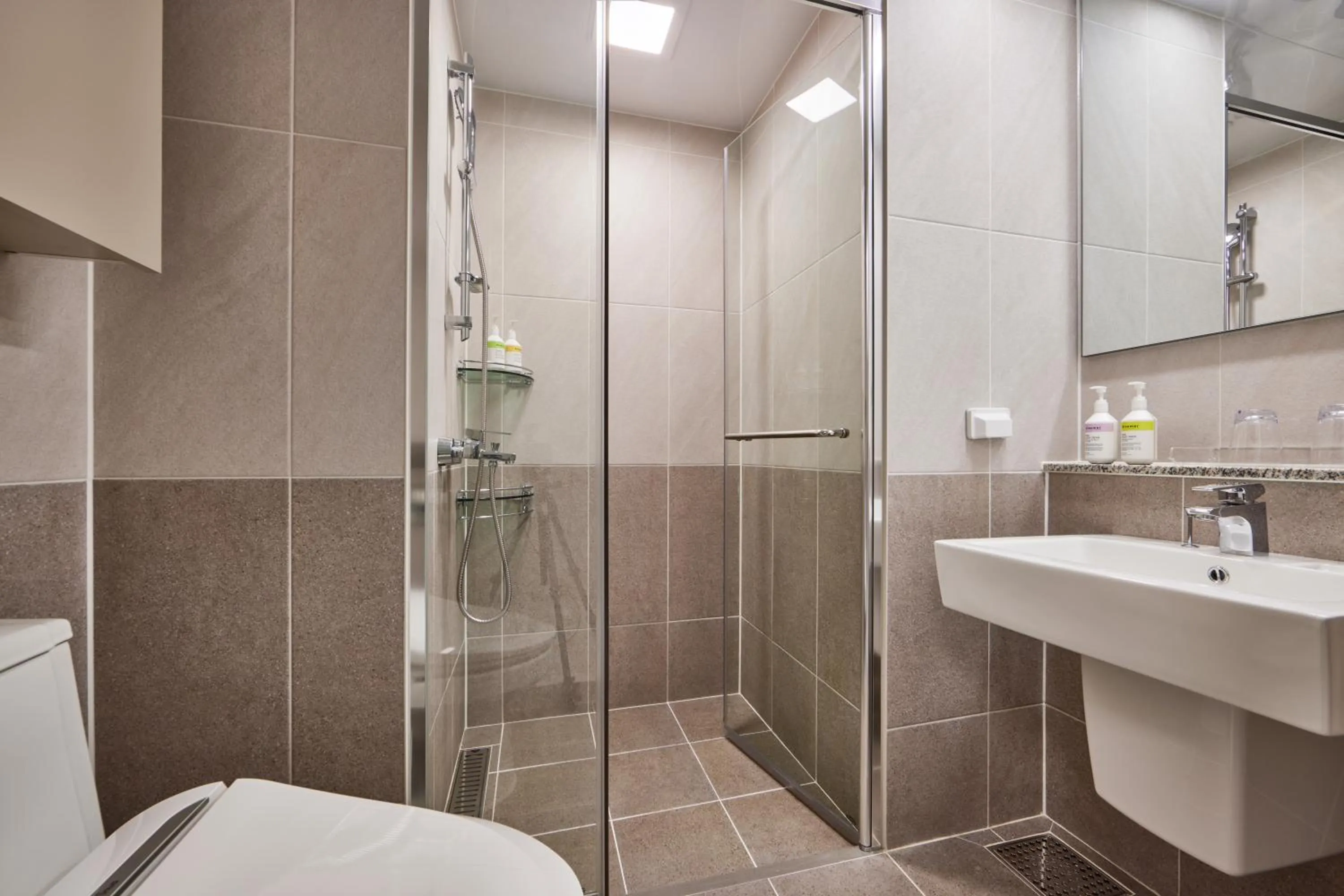 Toilet in Shiftdoor Residence Hari