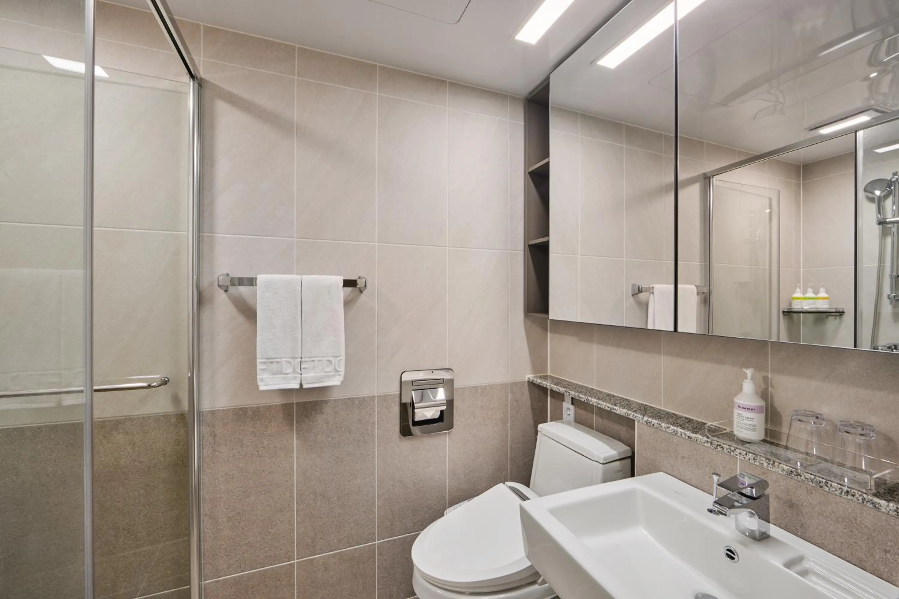 Toilet in Shiftdoor Residence Hari