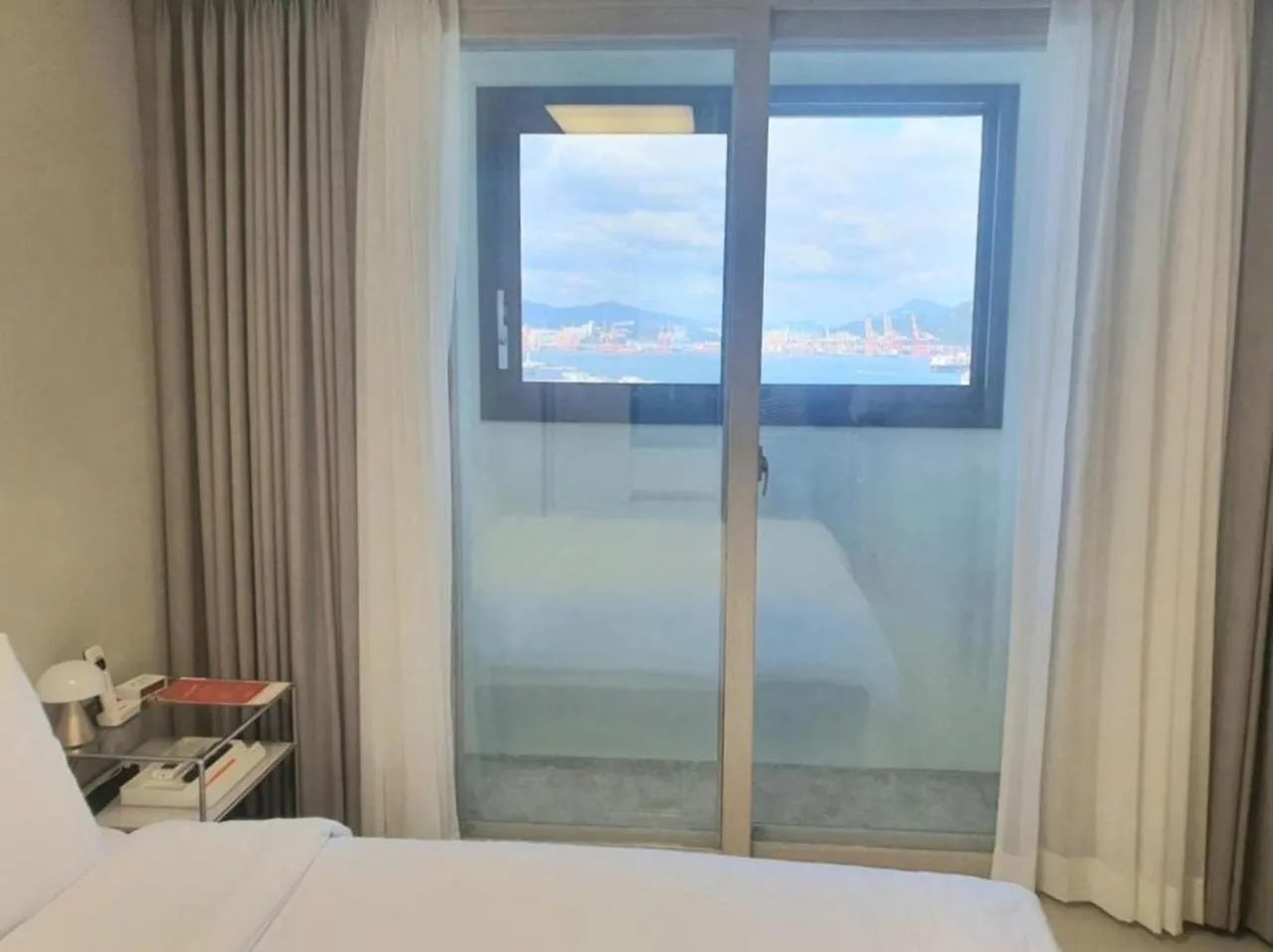 Photo of the whole room in Shiftdoor Residence Hari