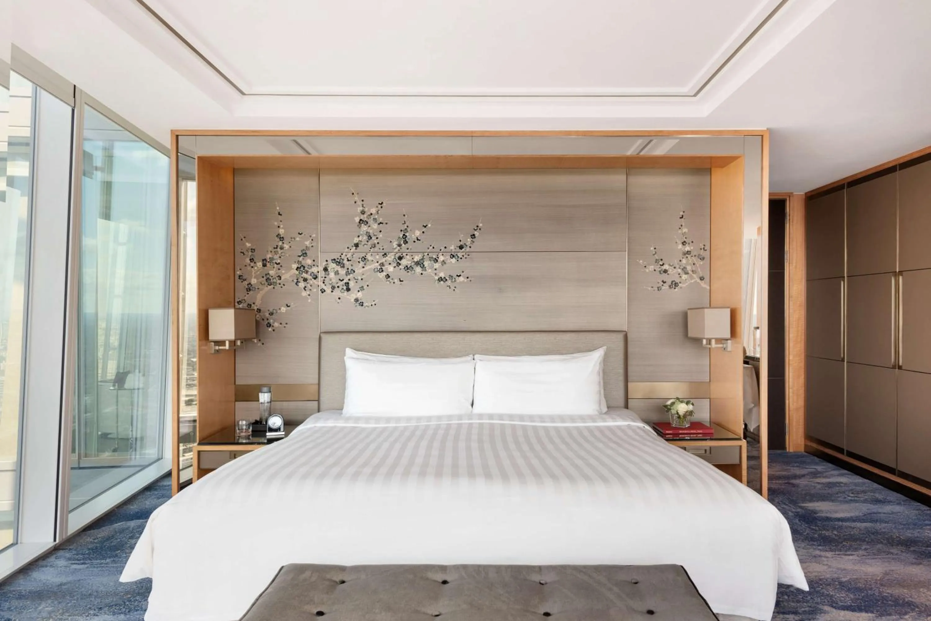 Photo of the whole room, Bed in Shangri-La The Shard, London