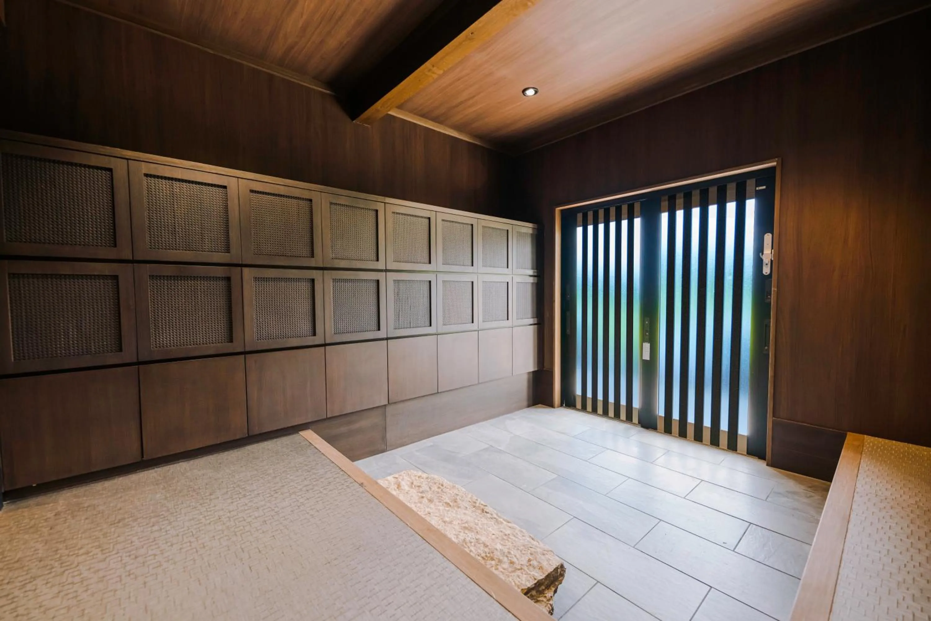 Facade/entrance, Bed in SKI INN HAKUBA