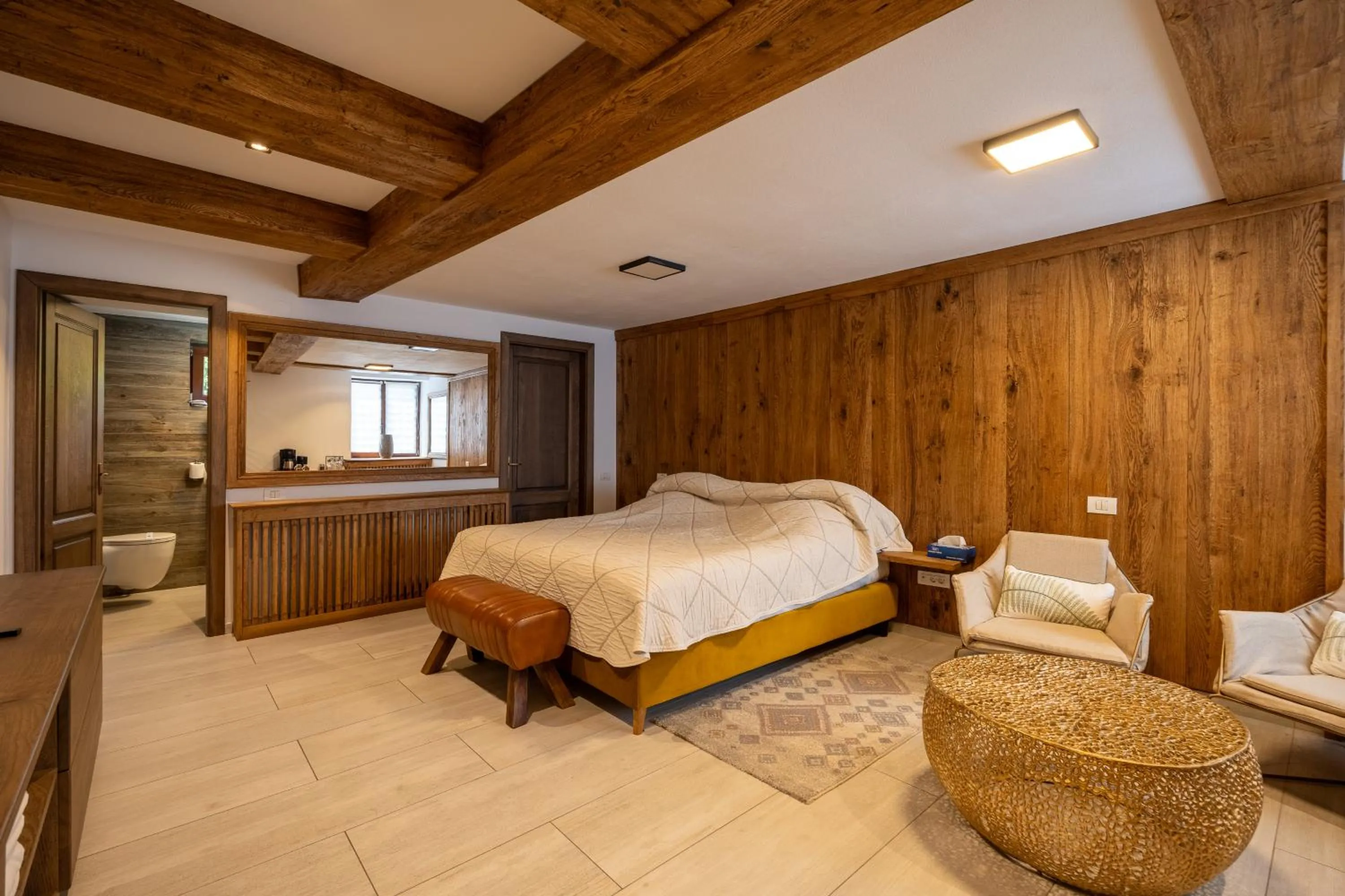 Bed in Pensiunea Casa Cranta