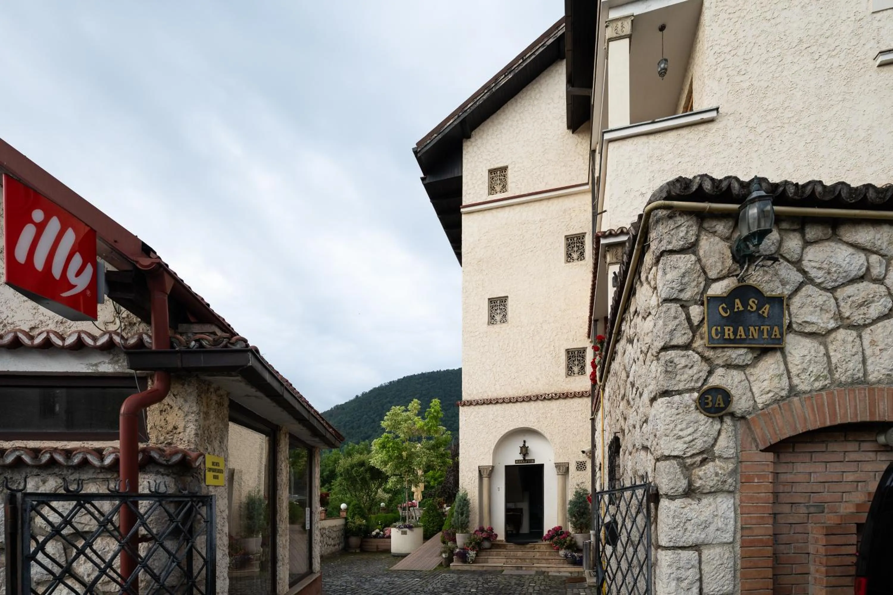 Property building in Pensiunea Casa Cranta