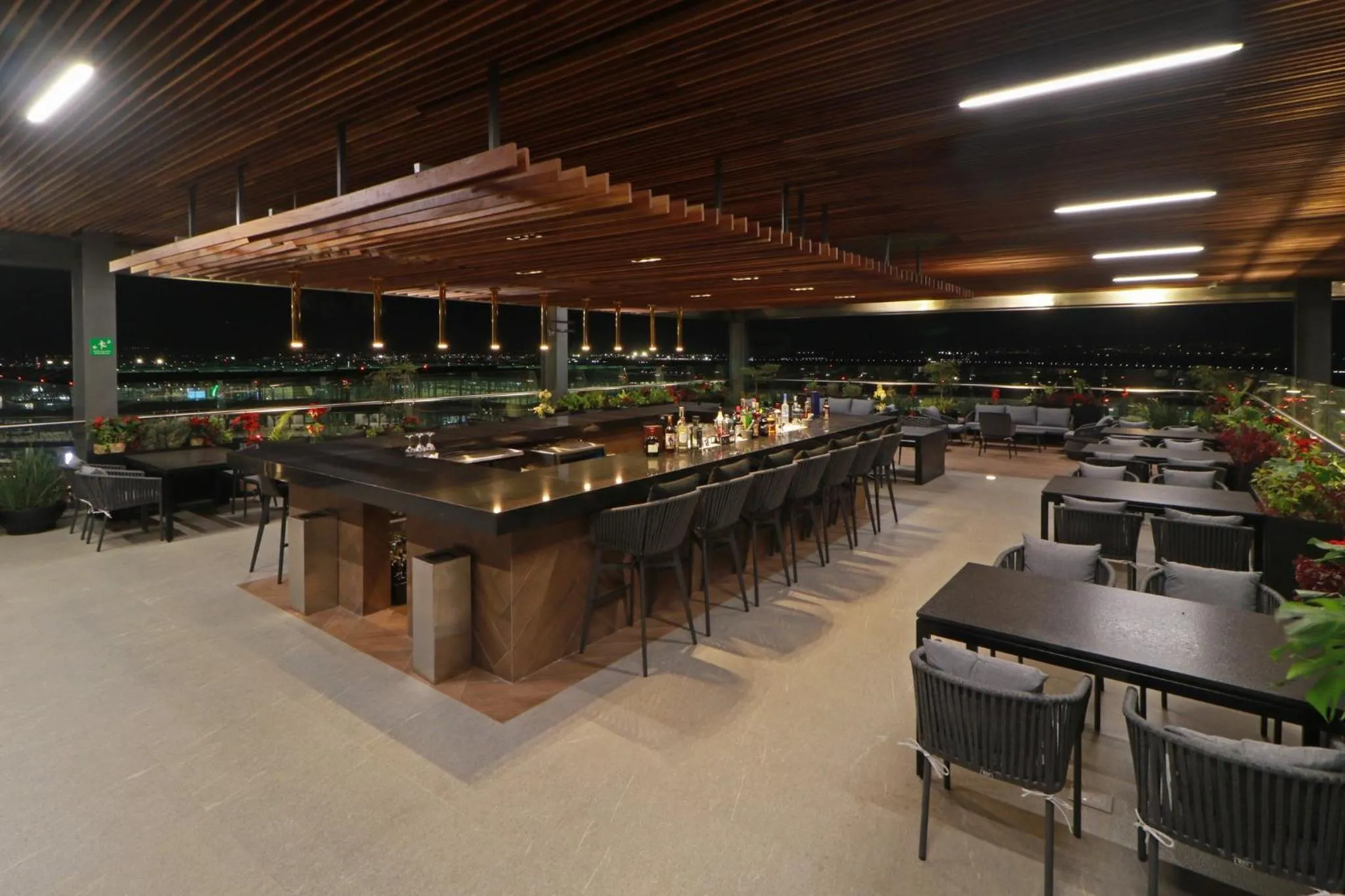 Lounge or bar in Holiday Inn & Suites - Mexico Felipe Angeles Airport by IHG