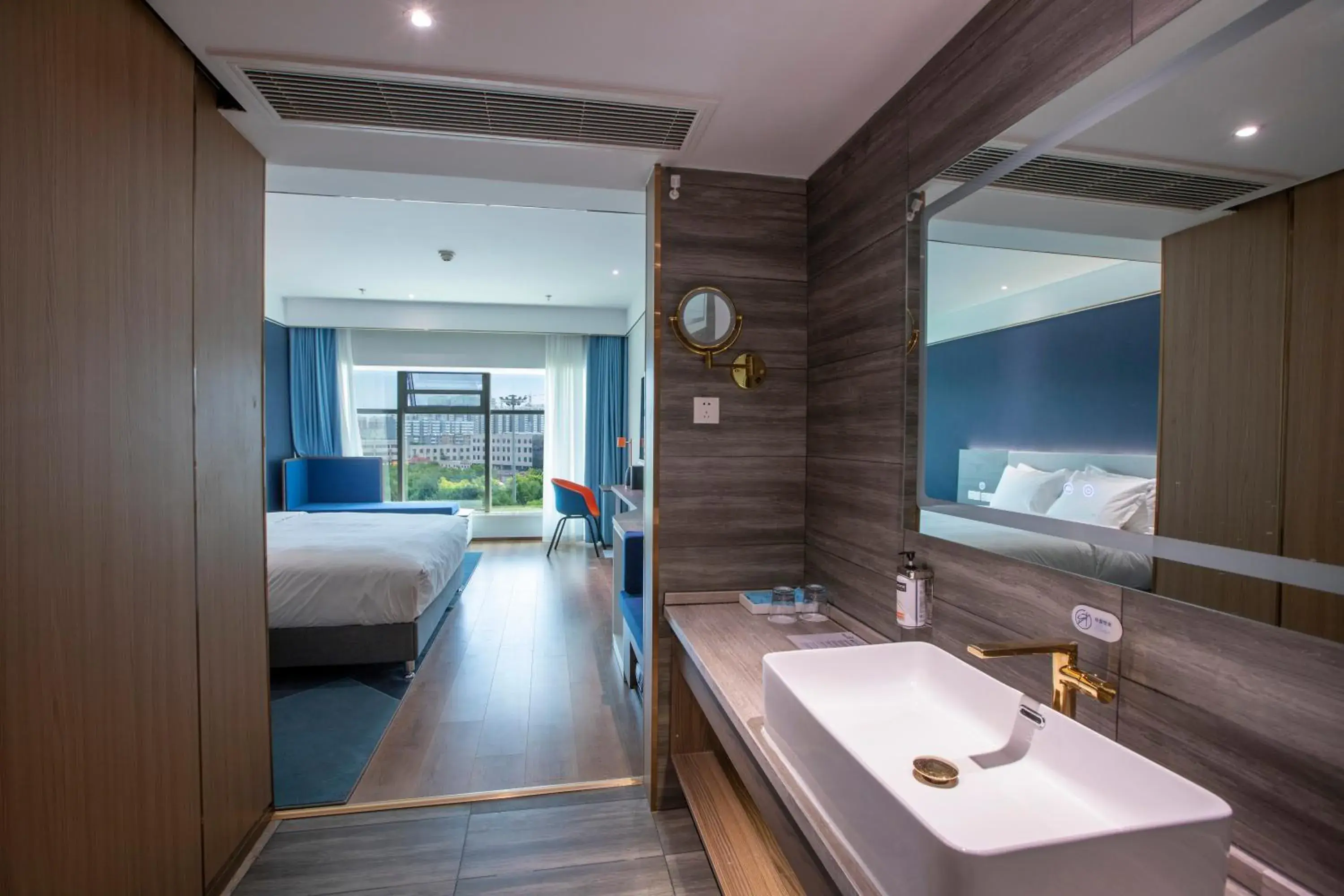 One-Bedroom King Suite in Holiday Inn Express Hengshui Railway Station by IHG One-Bedroom King Suite in Holiday Inn Express Hengshui Railway Station by IHG
