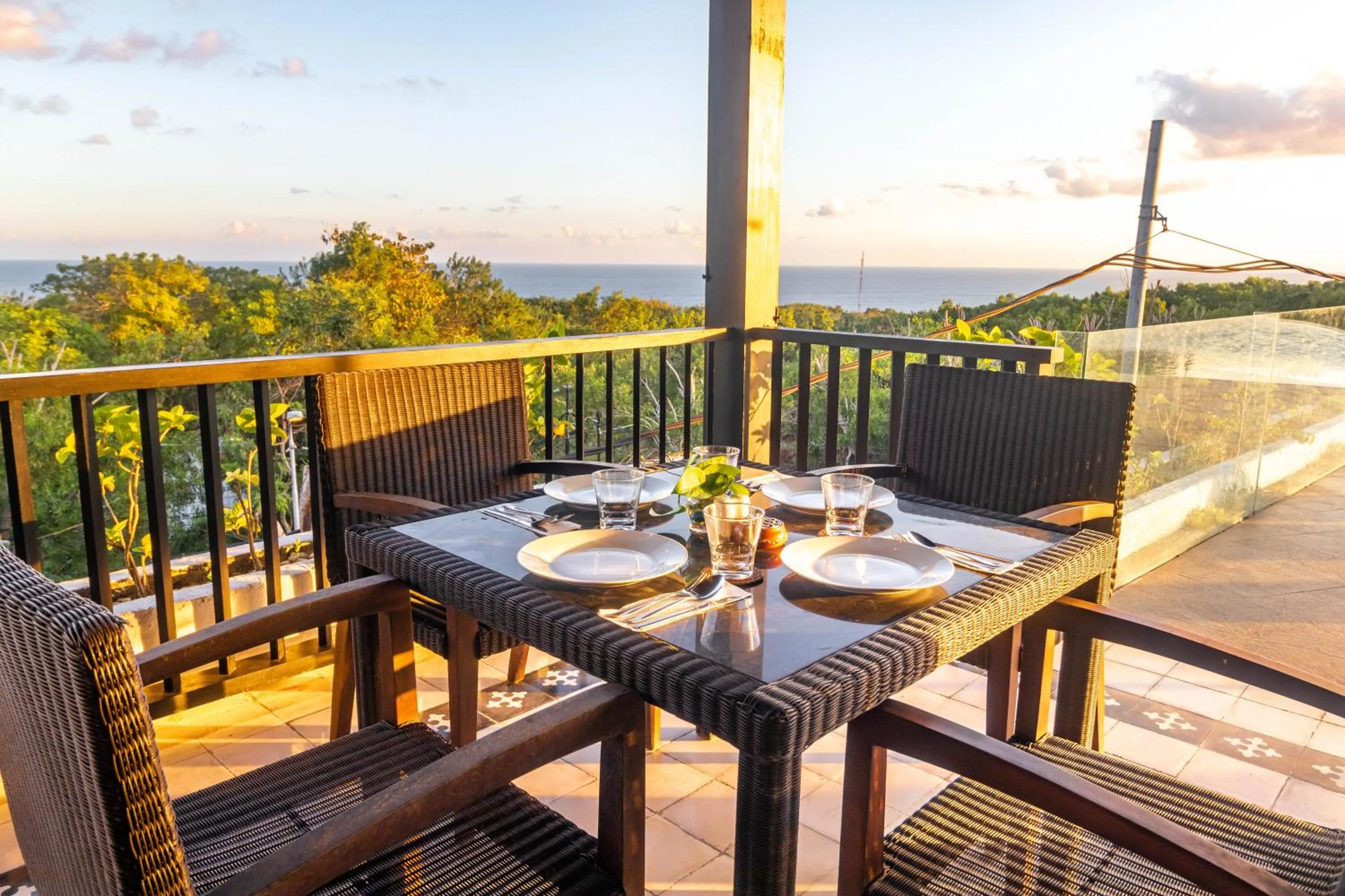 Restaurant/places to eat in Surya Melasti Beach Villa