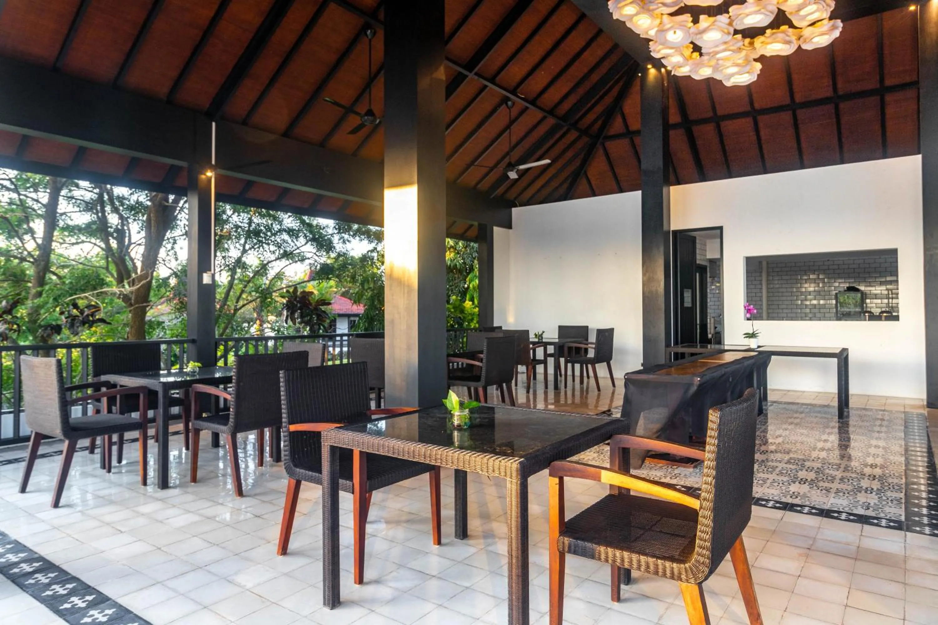 Restaurant/places to eat in Surya Melasti Beach Villa