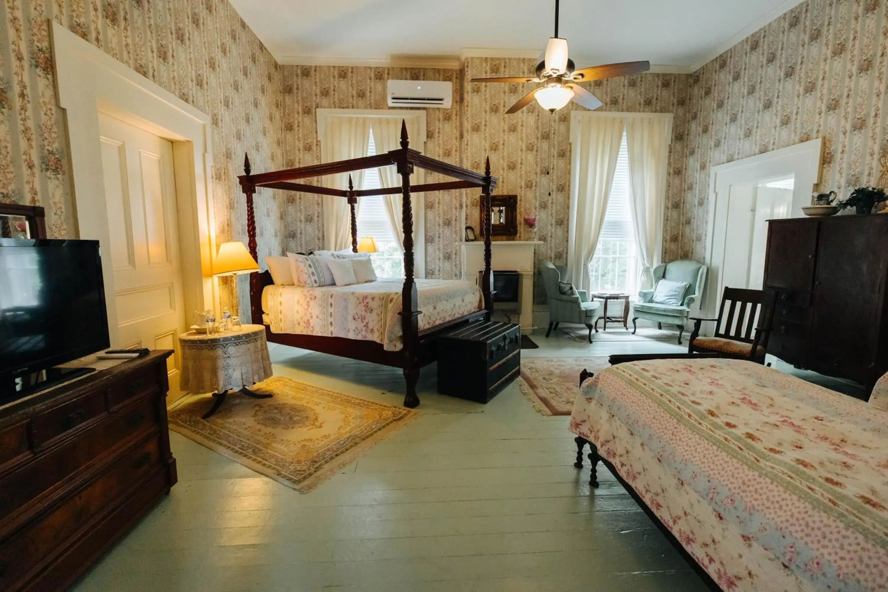 Deluxe Queen Room in Maple Hill Manor Bed & Breakfast Deluxe Queen Room in Maple Hill Manor Bed & Breakfast