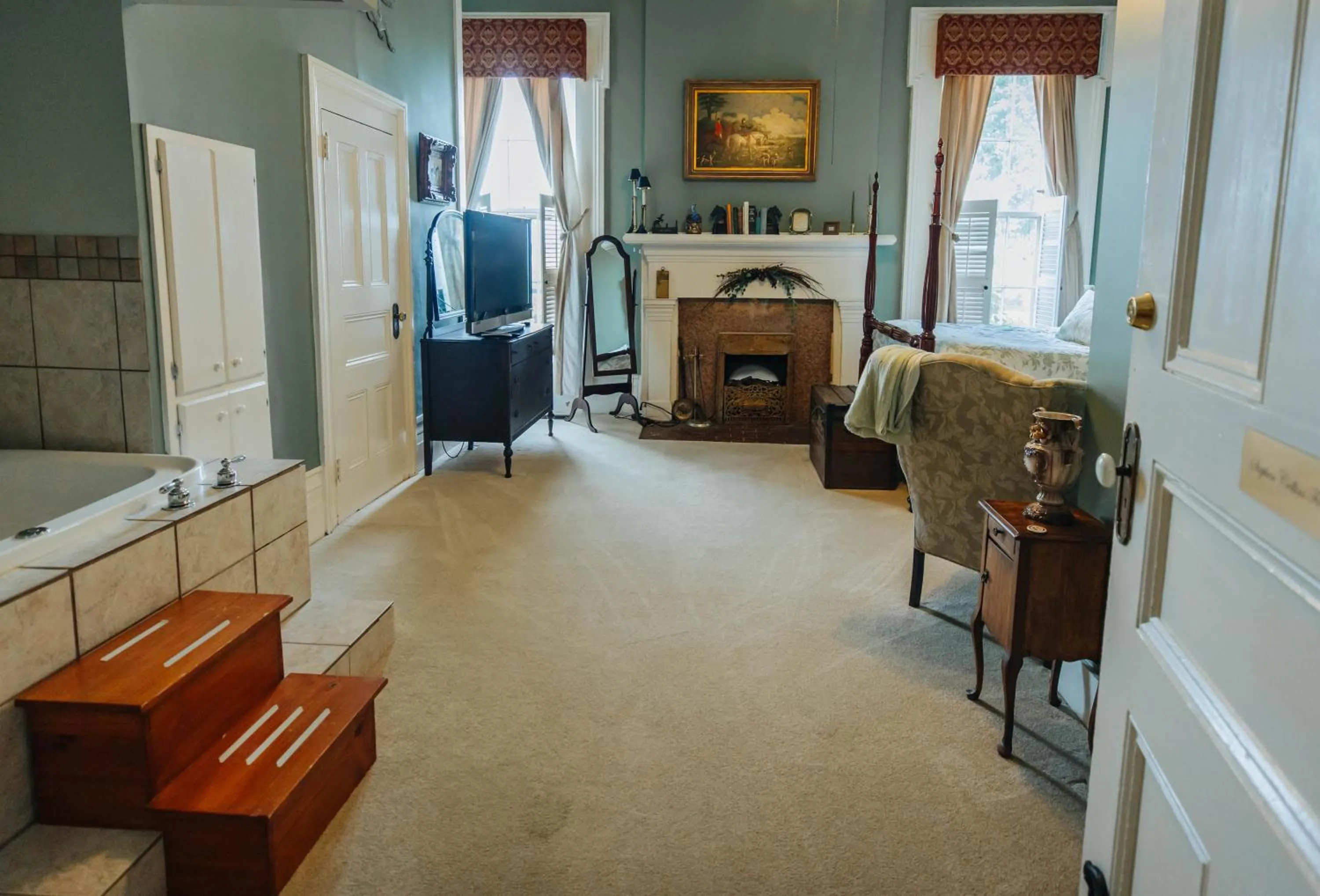 TV and multimedia in Maple Hill Manor Bed & Breakfast